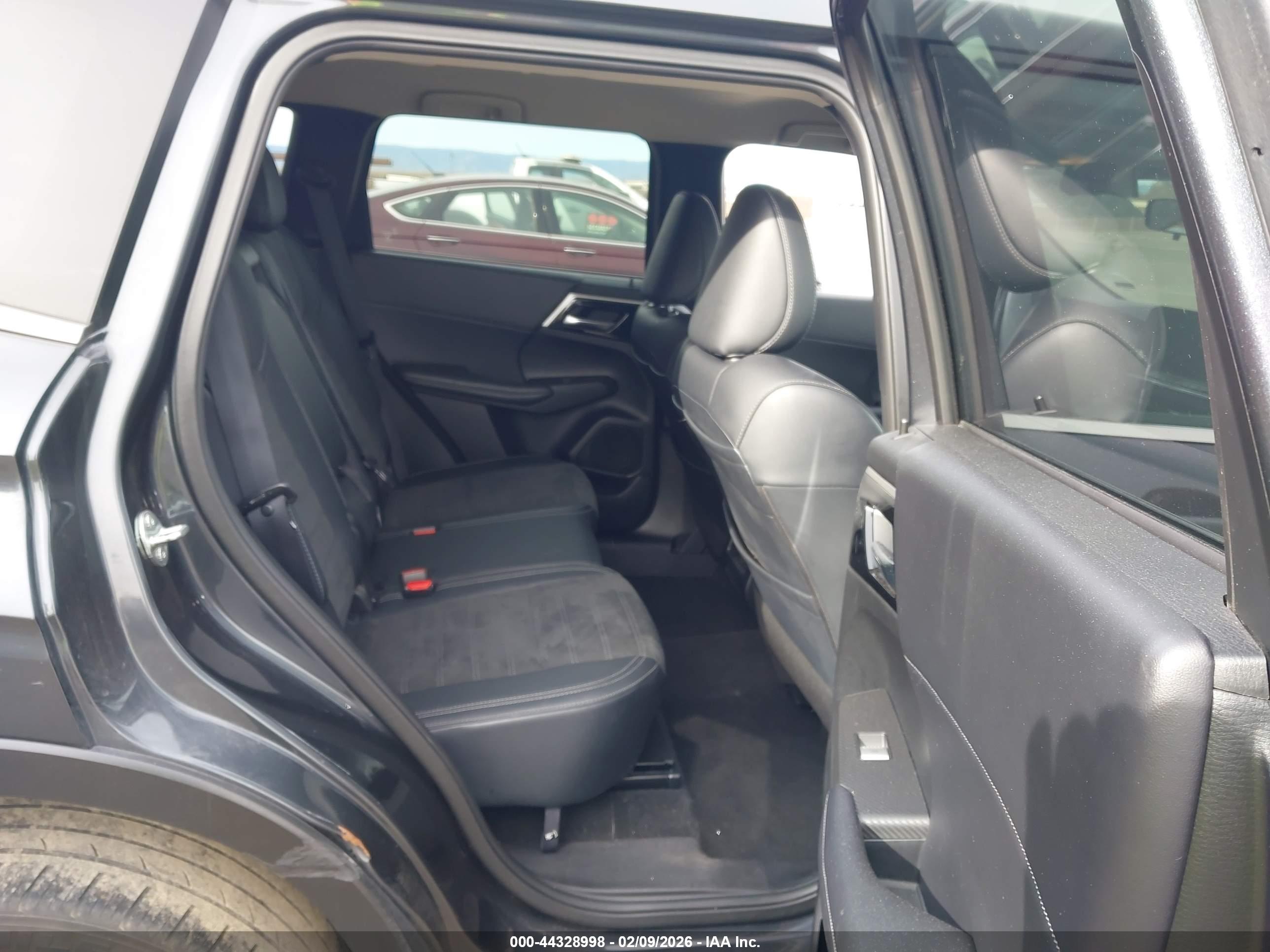 MITSUBISHI OUTLANDER image 8