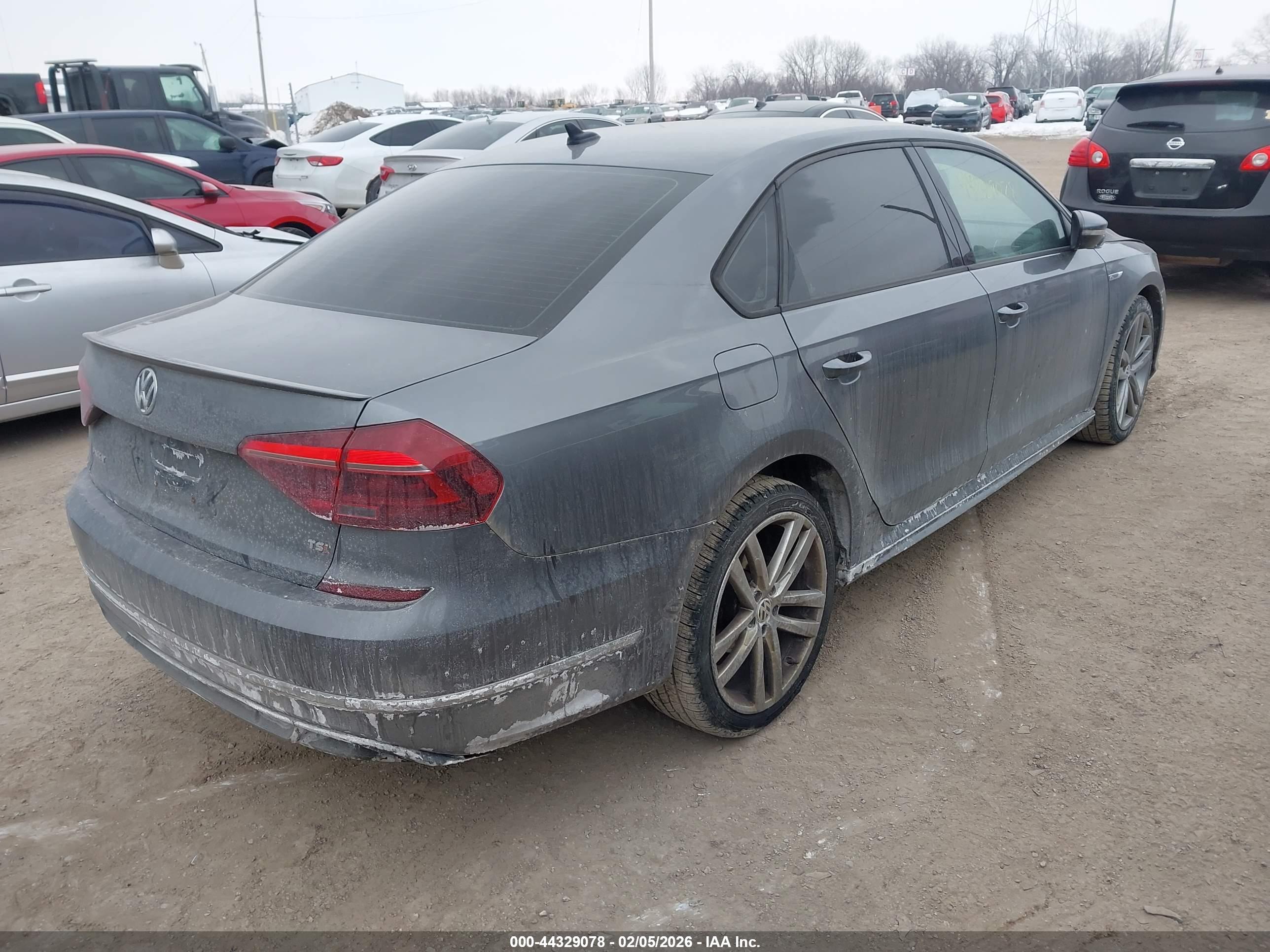 VOLKSWAGEN PASSAT image 4
