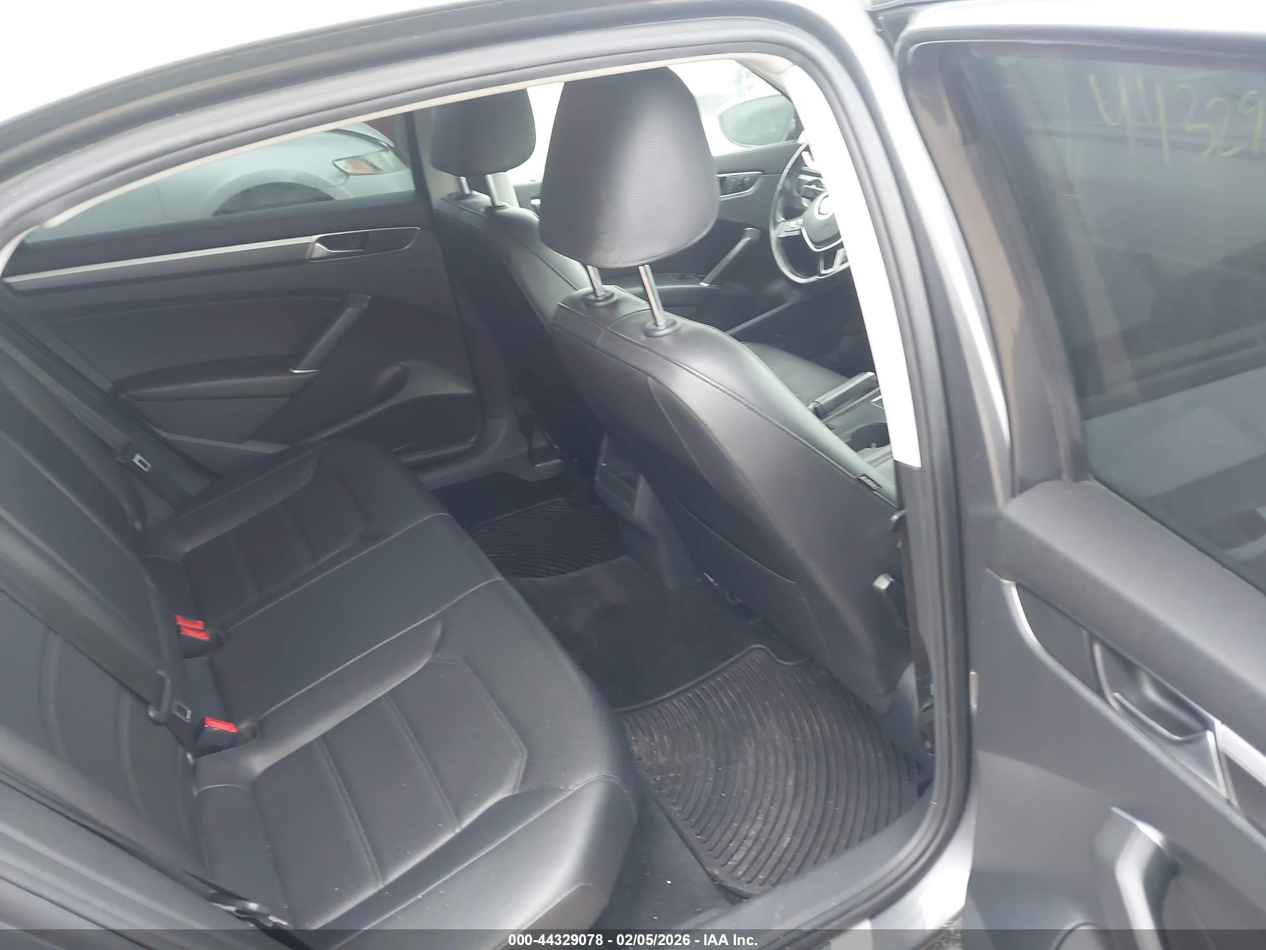 VOLKSWAGEN PASSAT image 8