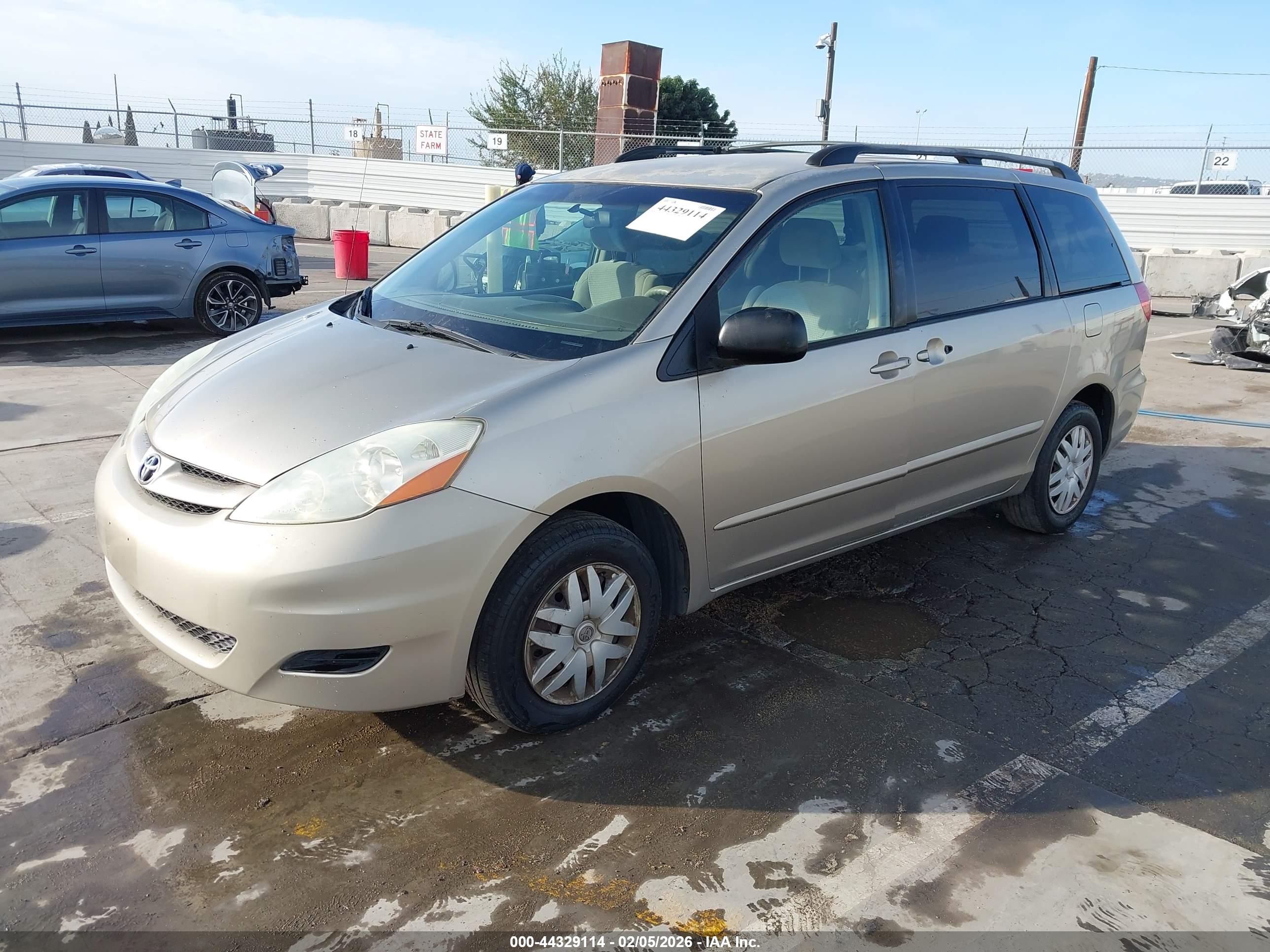 TOYOTA SIENNA image 2