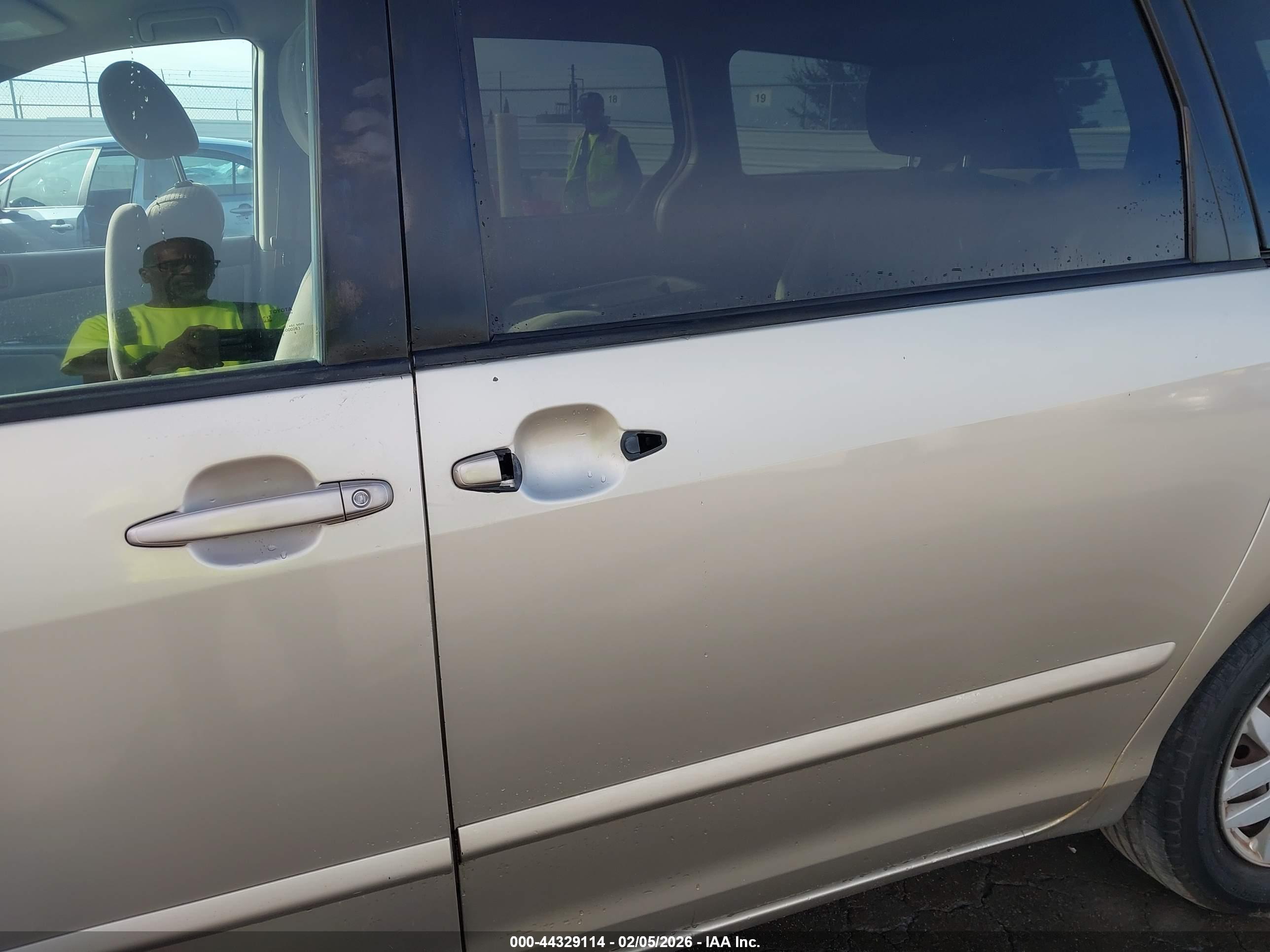 TOYOTA SIENNA image 6