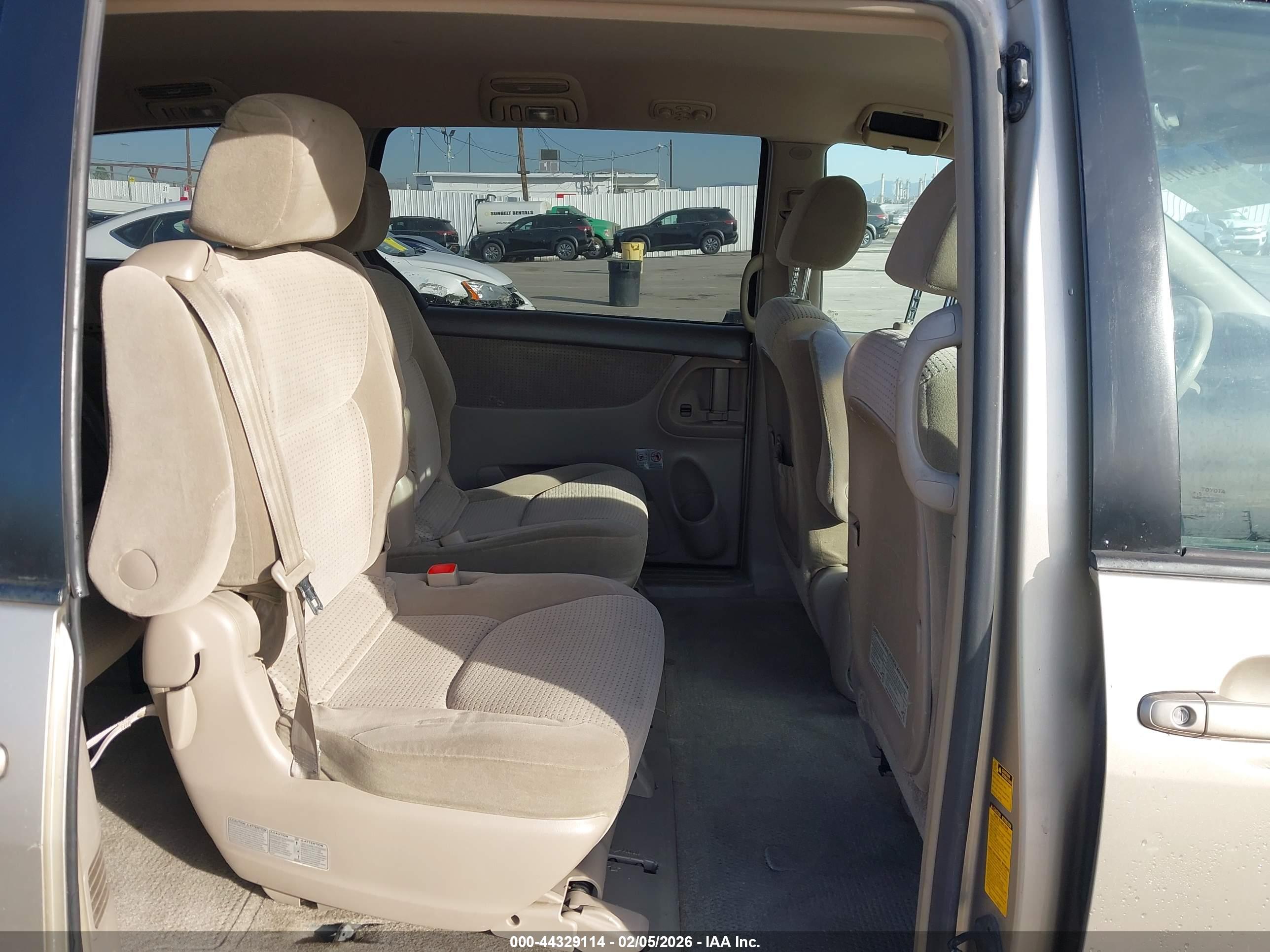 TOYOTA SIENNA image 8