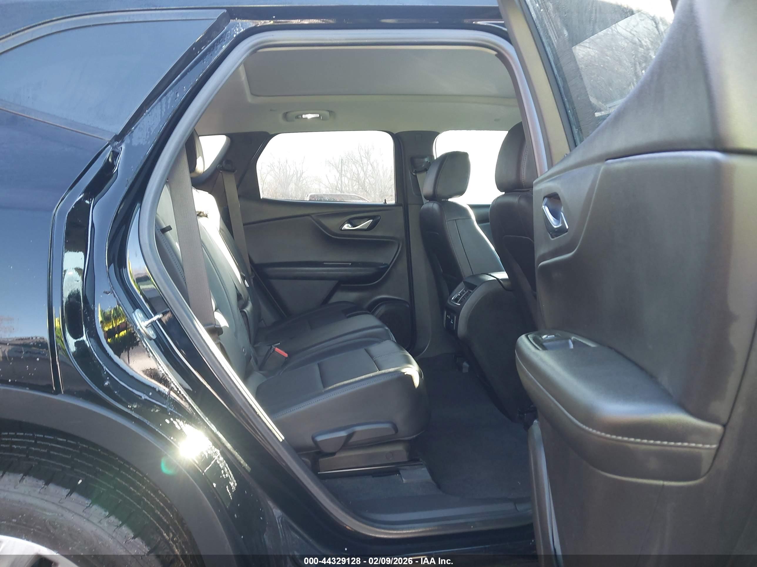 CHEVROLET BLAZER image 8