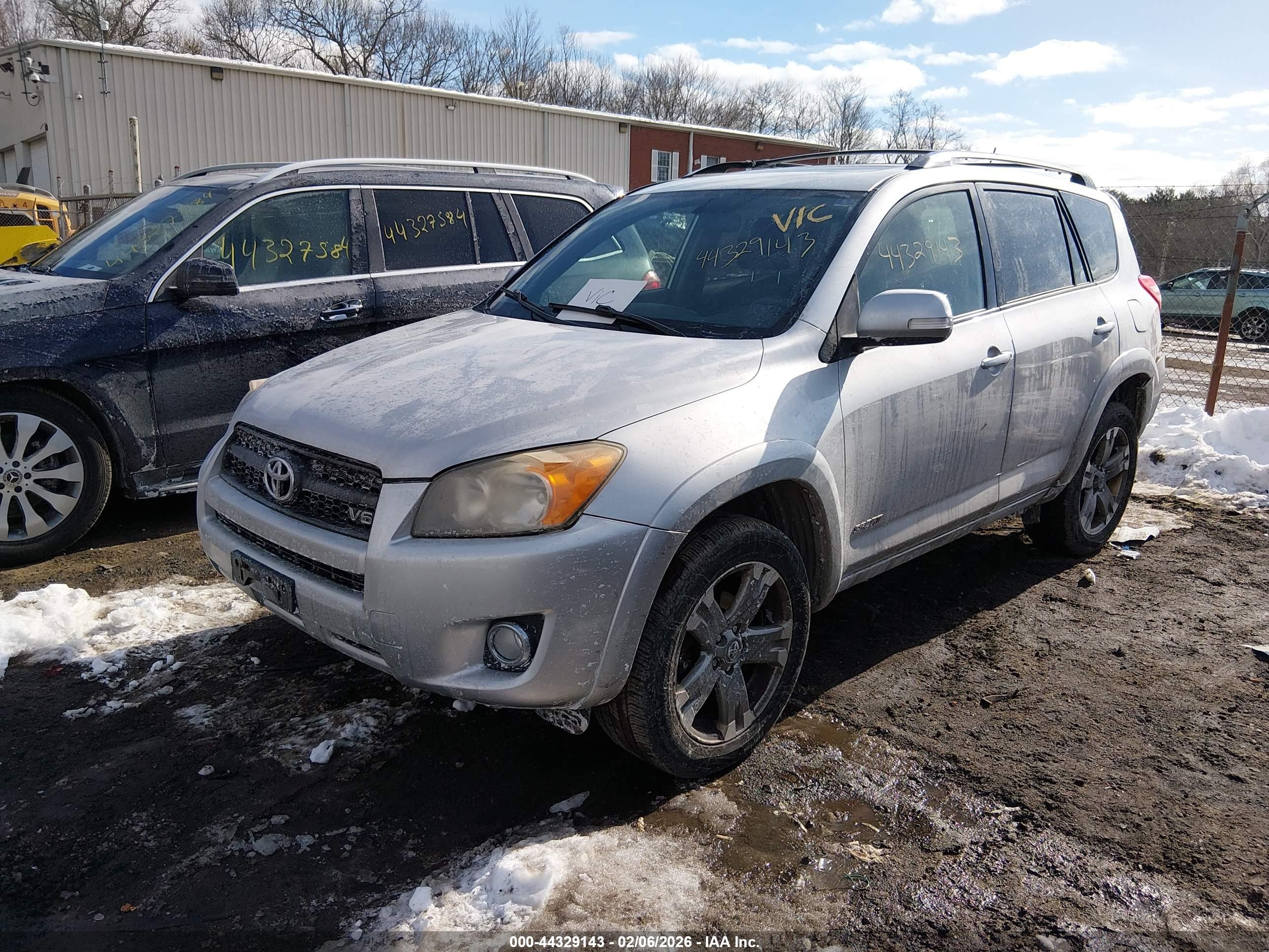 TOYOTA RAV4 image 2