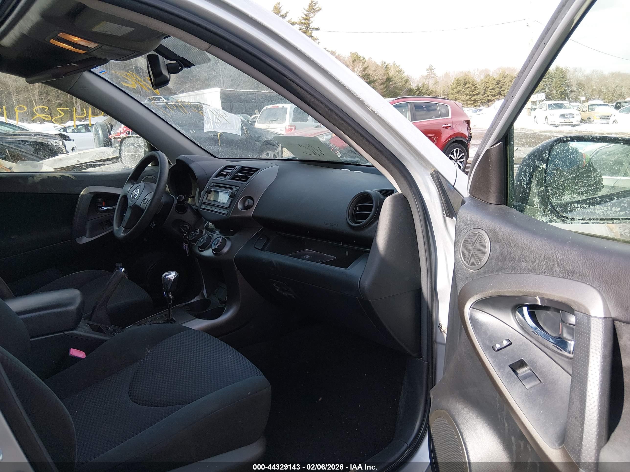 TOYOTA RAV4 image 5