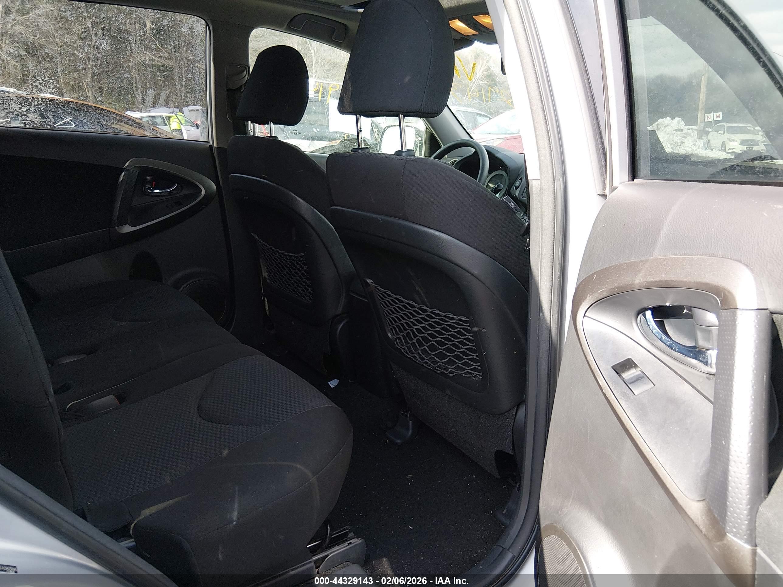 TOYOTA RAV4 image 8