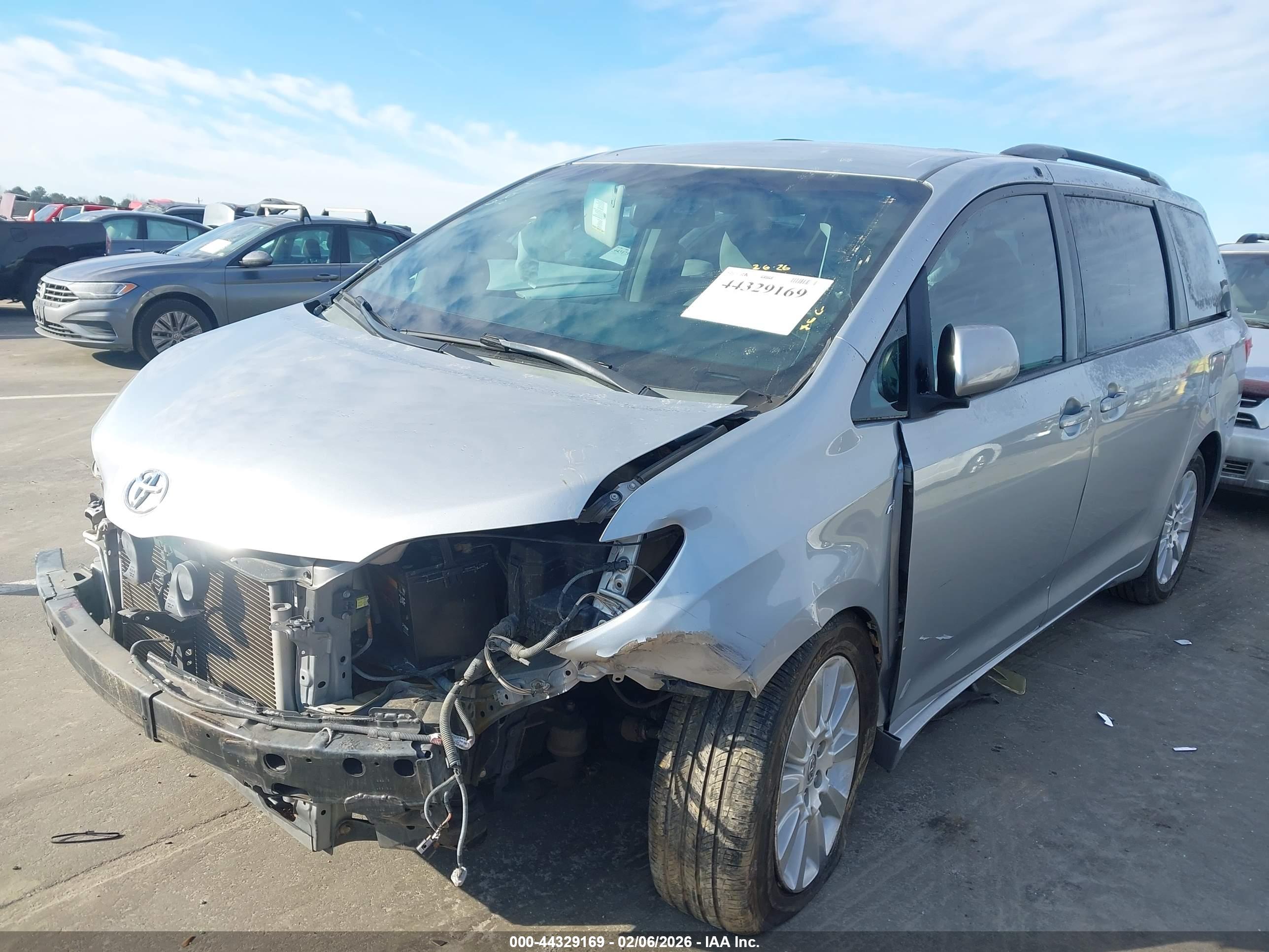 TOYOTA SIENNA image 2