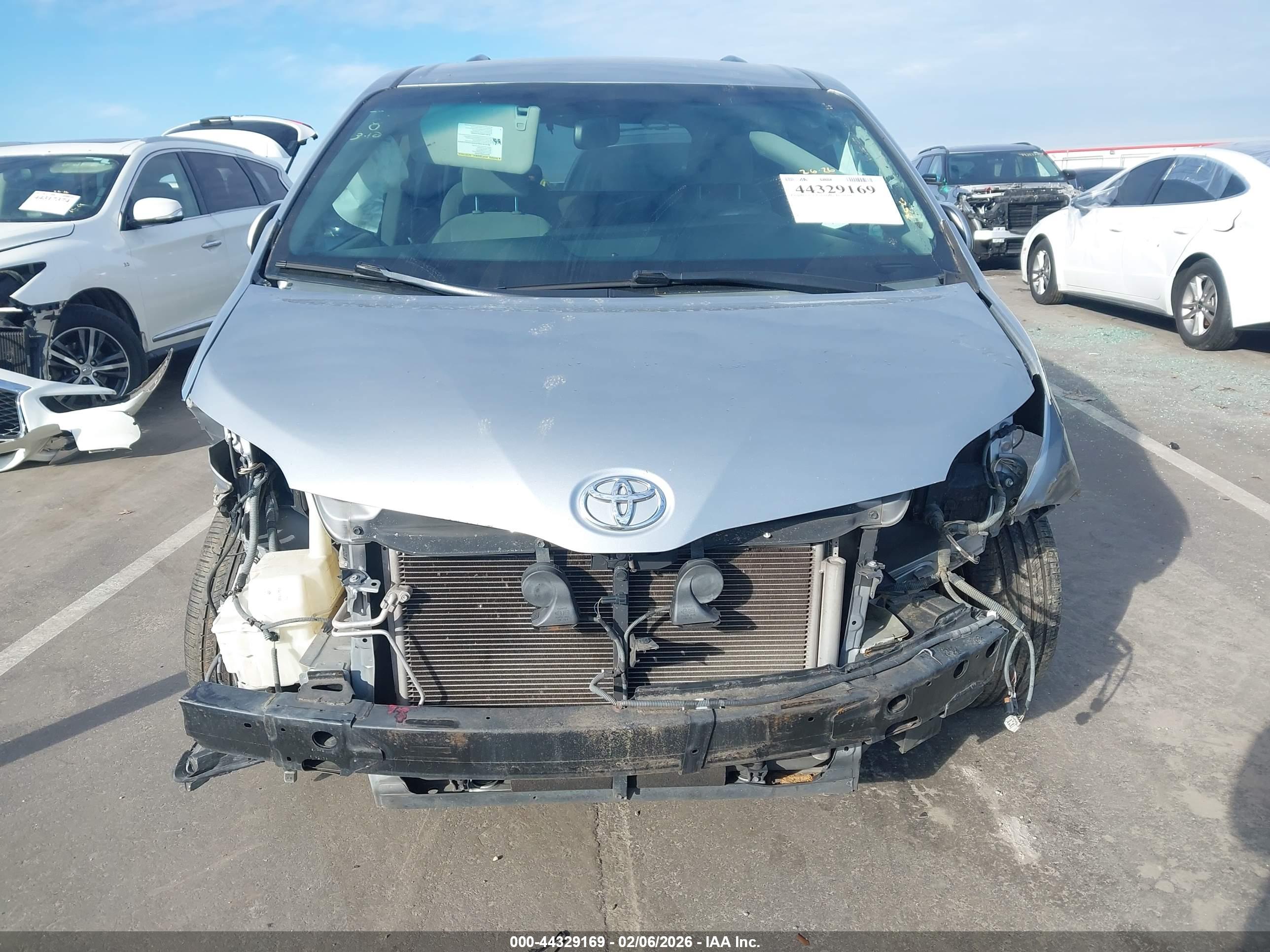 TOYOTA SIENNA image 6