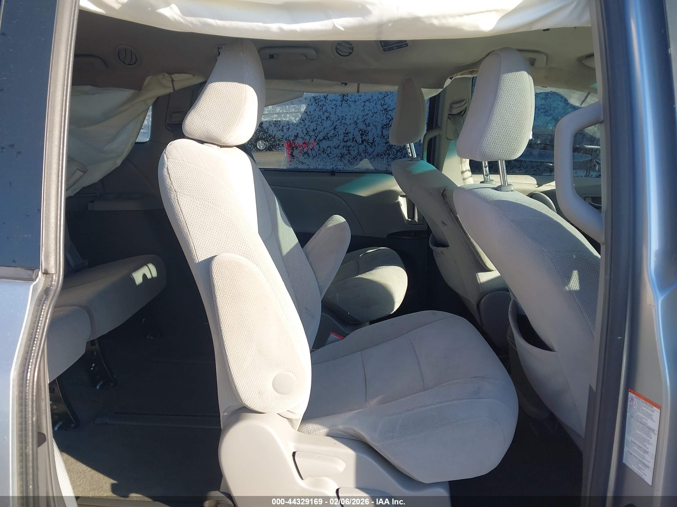 TOYOTA SIENNA image 8