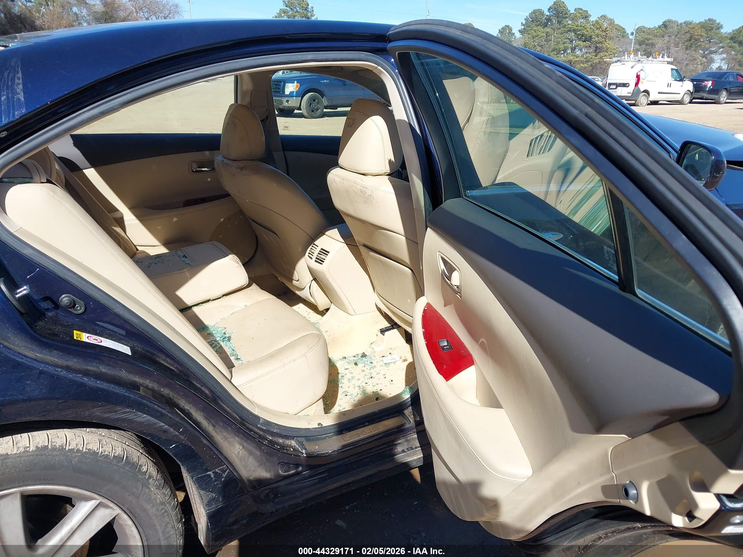 LEXUS ES image 8