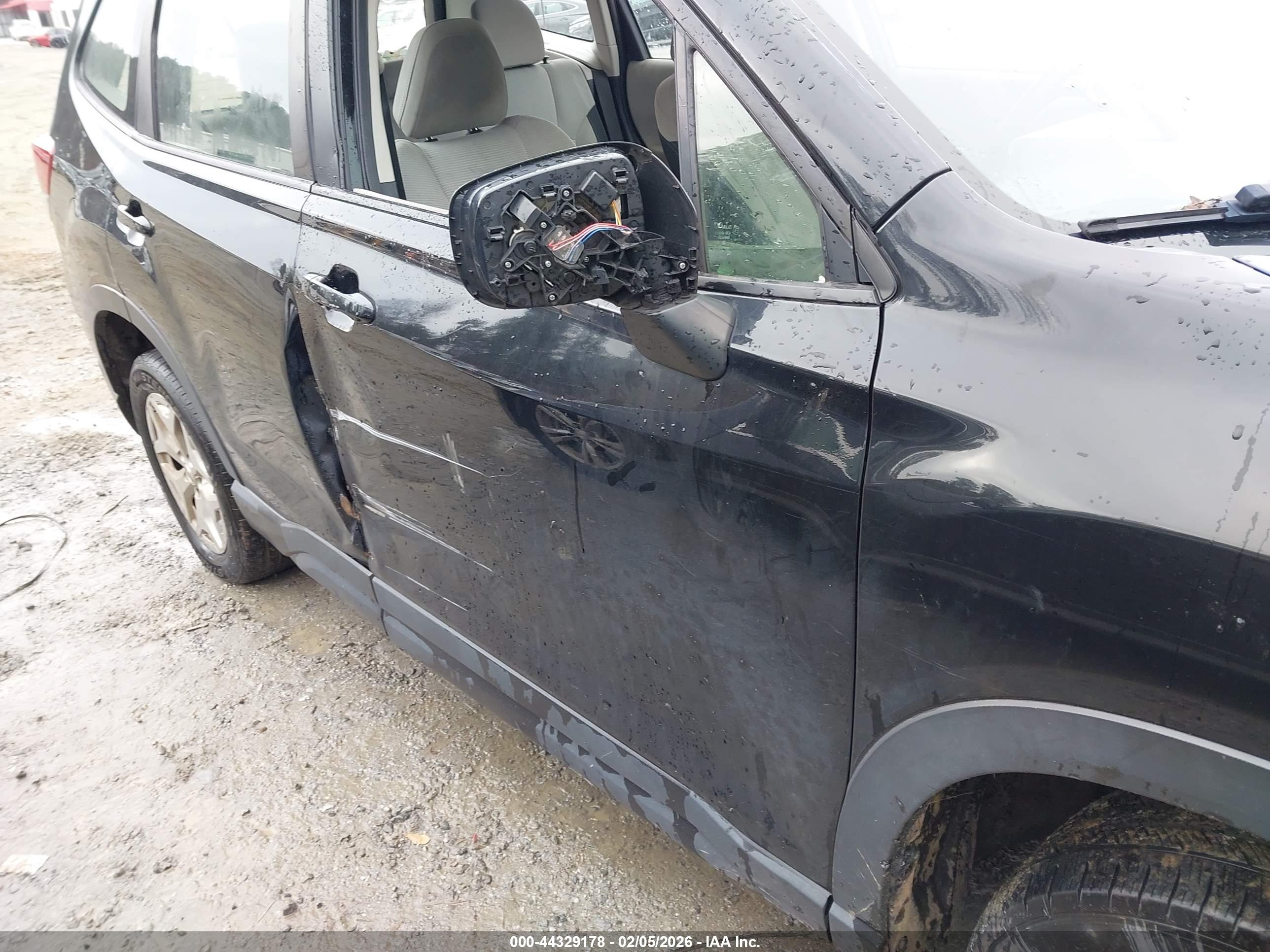 SUBARU FORESTER image 6
