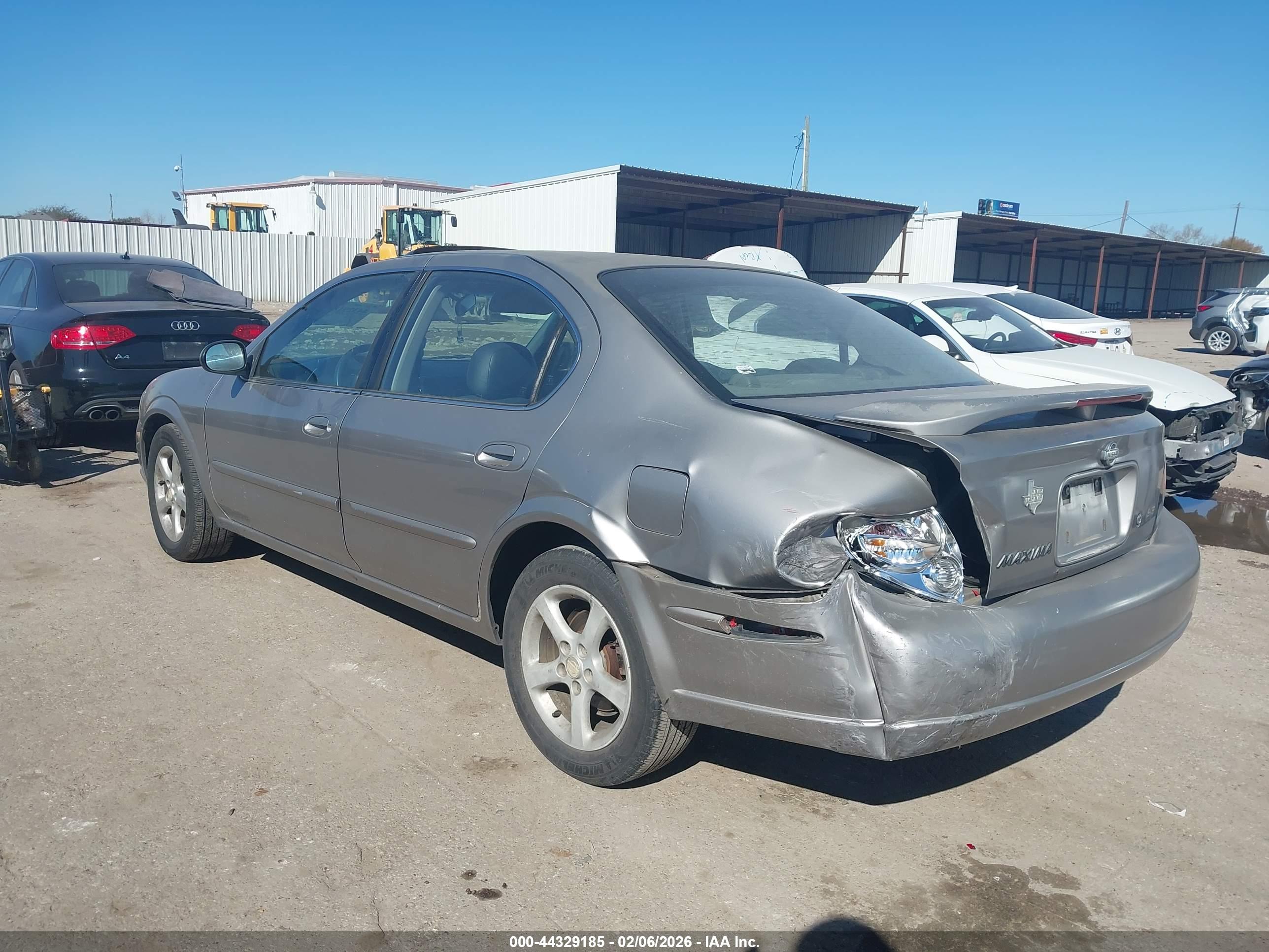 NISSAN MAXIMA image 3