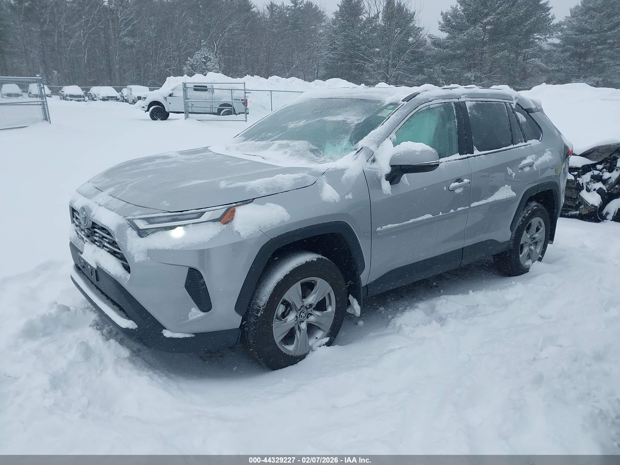 TOYOTA RAV4 image 2