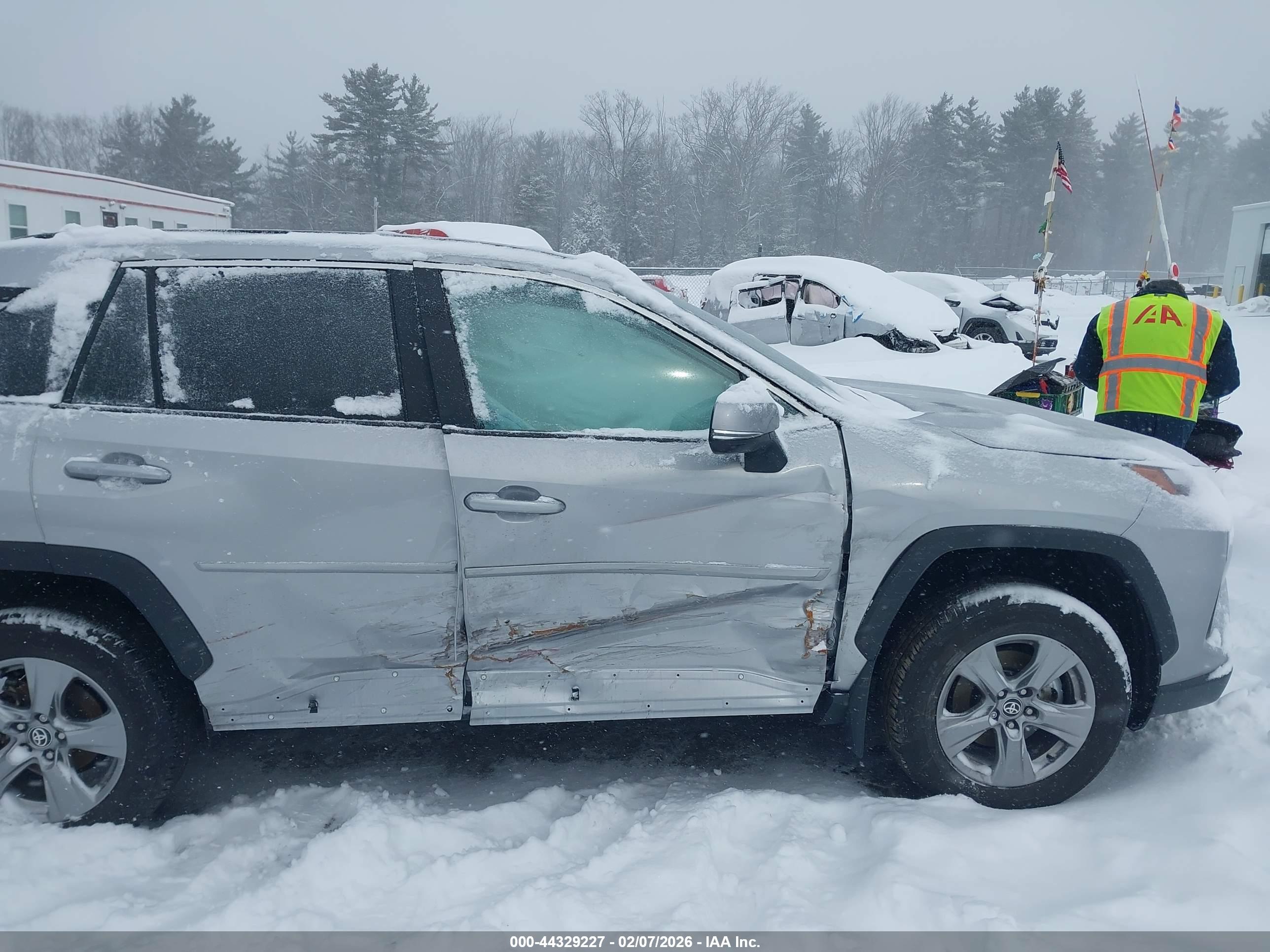 TOYOTA RAV4 image 6