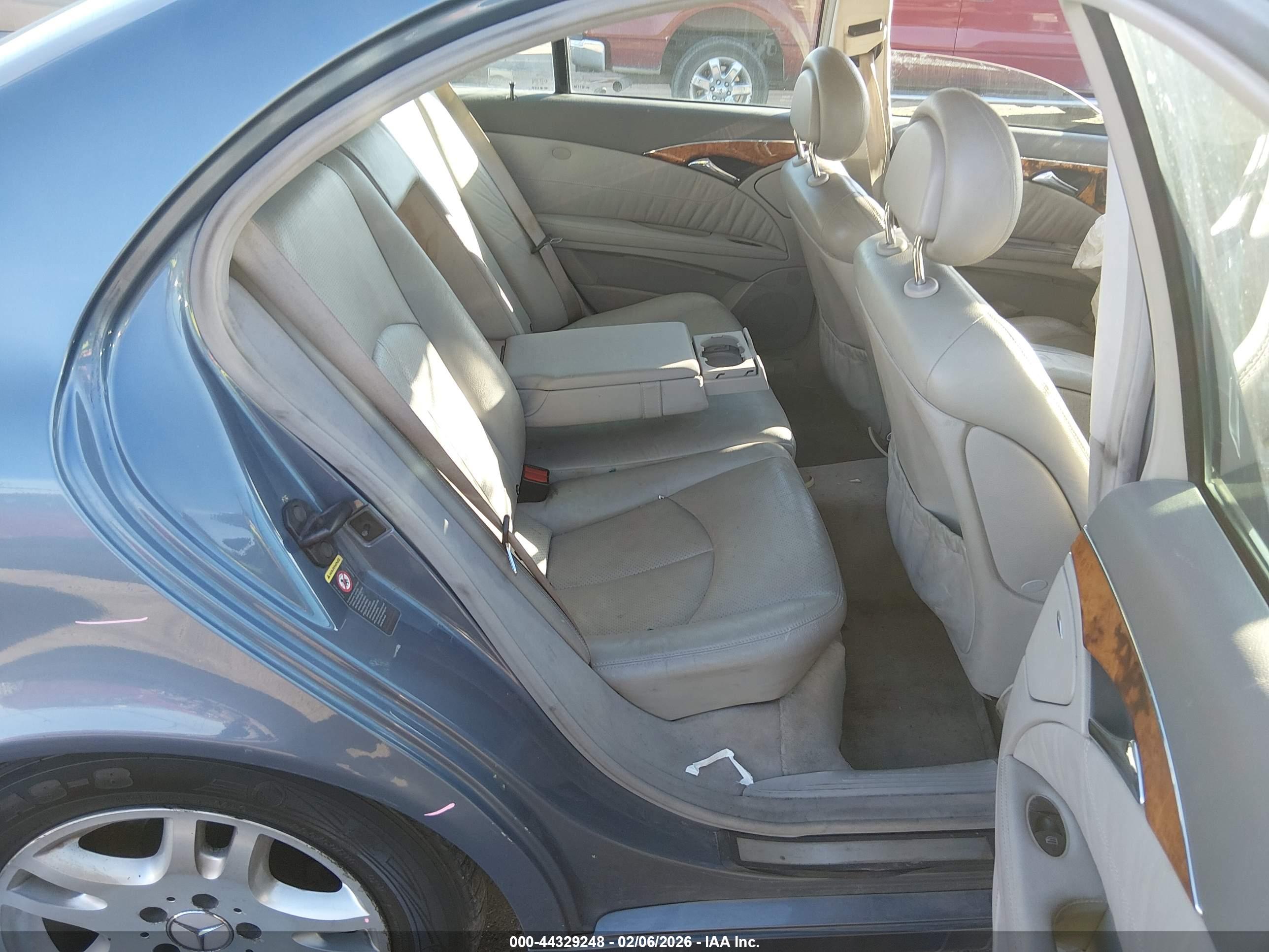 MERCEDES-BENZ E image 8