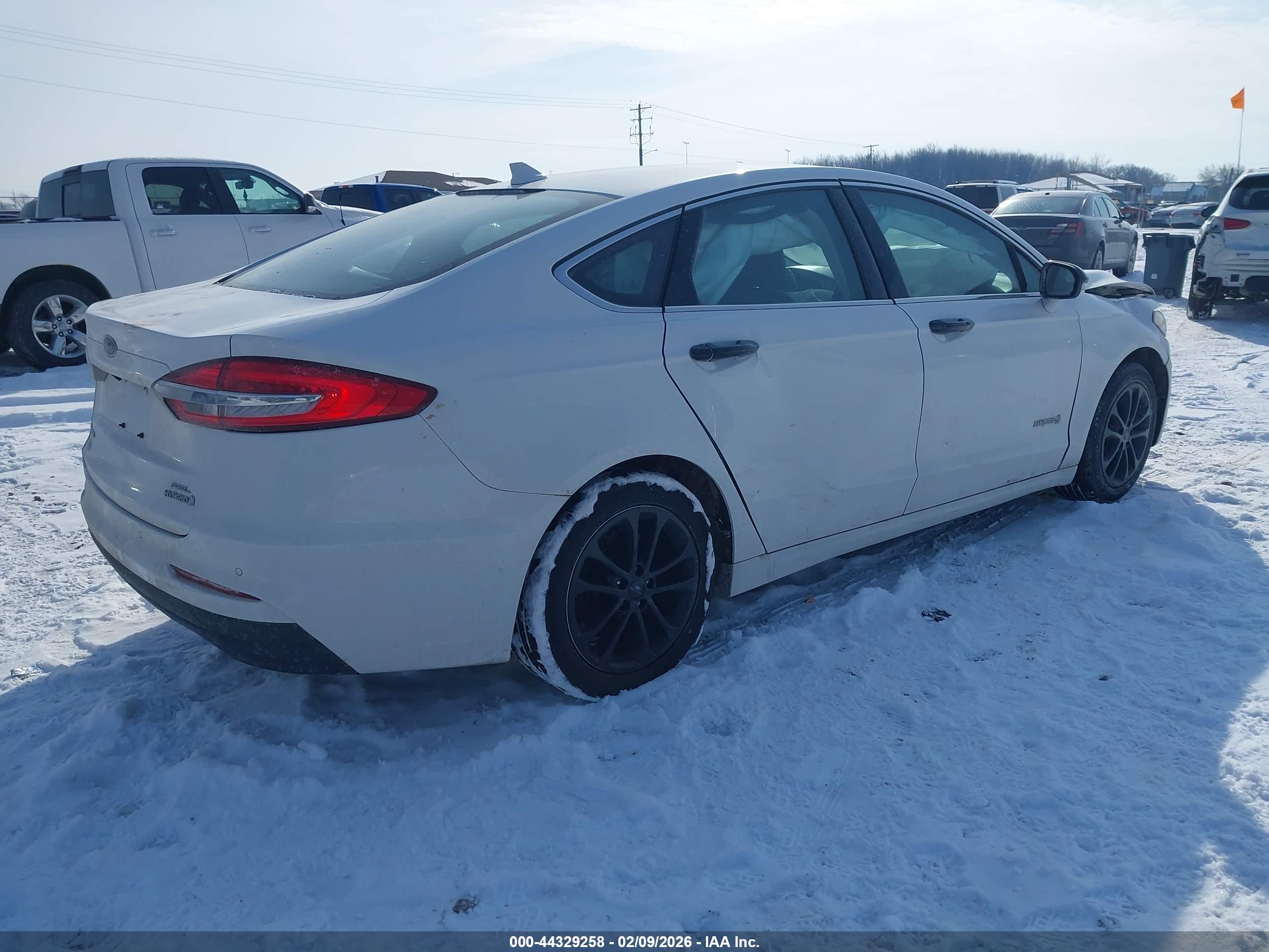 FORD FUSION image 4