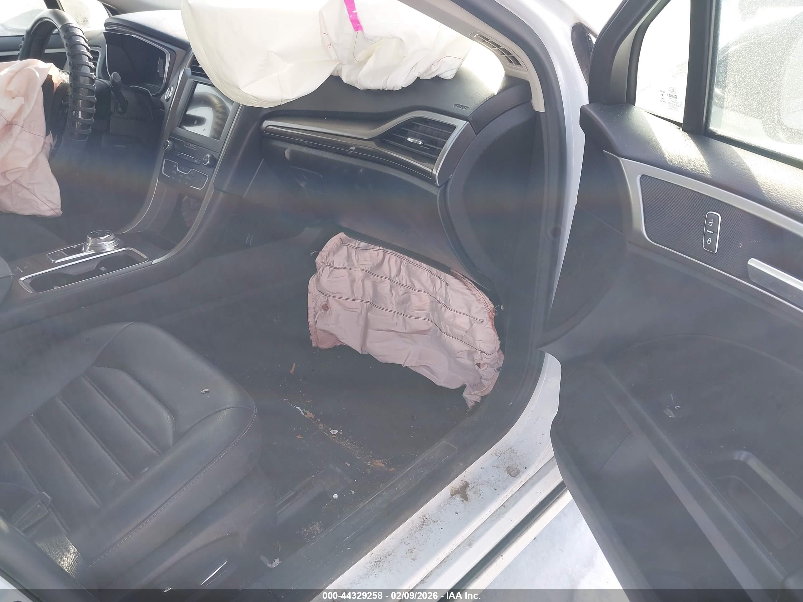 FORD FUSION image 5