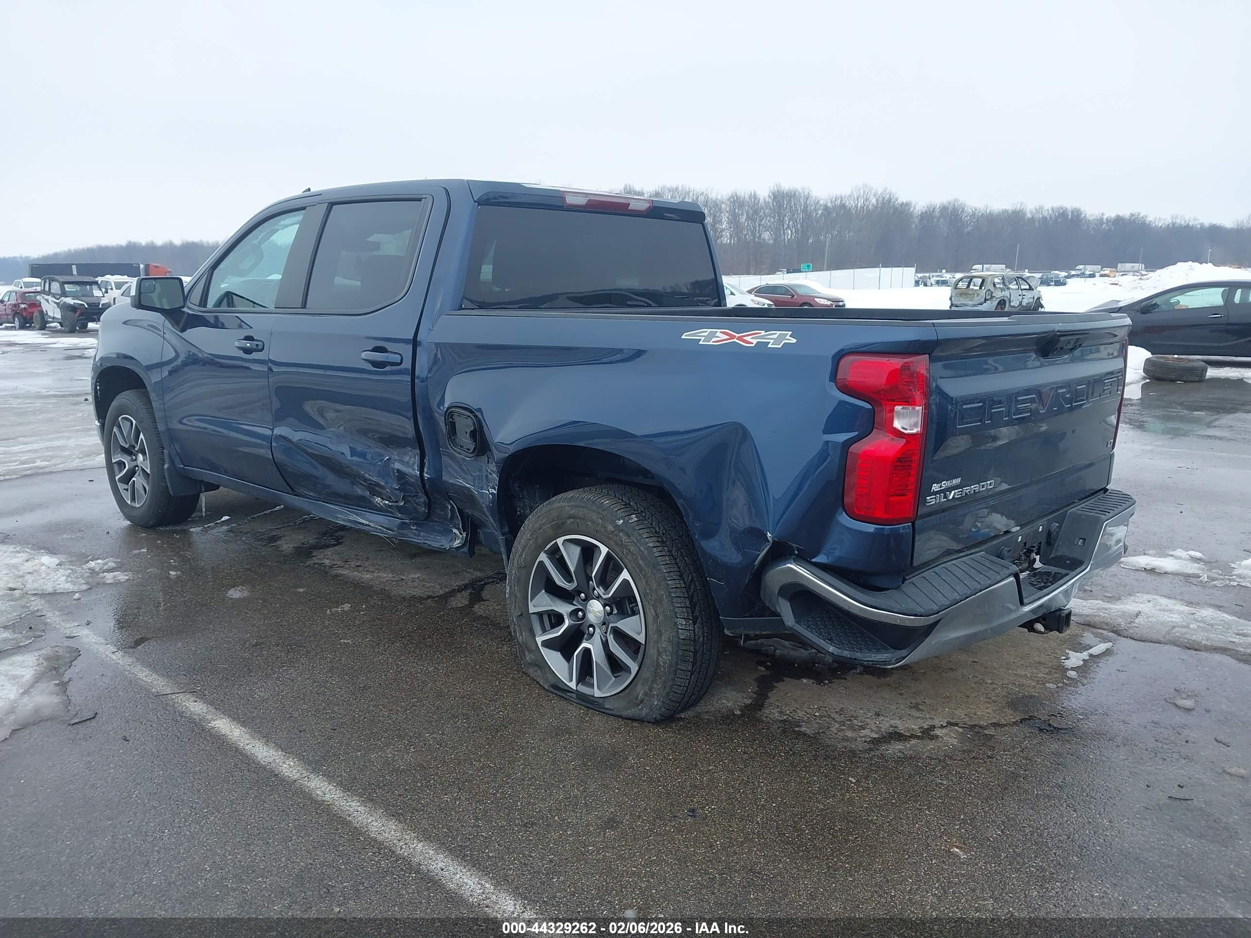 CHEVROLET SILVERADO image 3