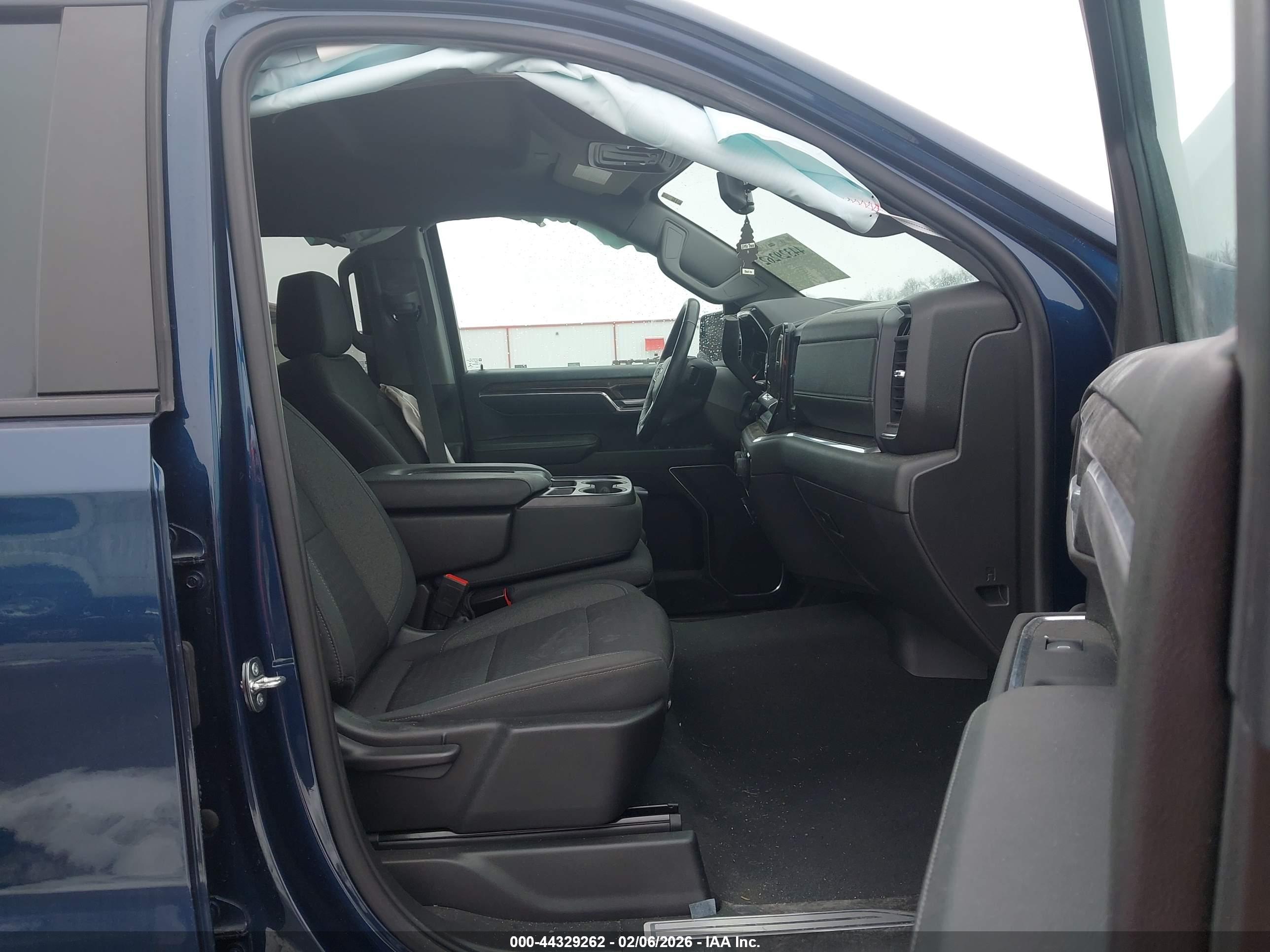 CHEVROLET SILVERADO image 5