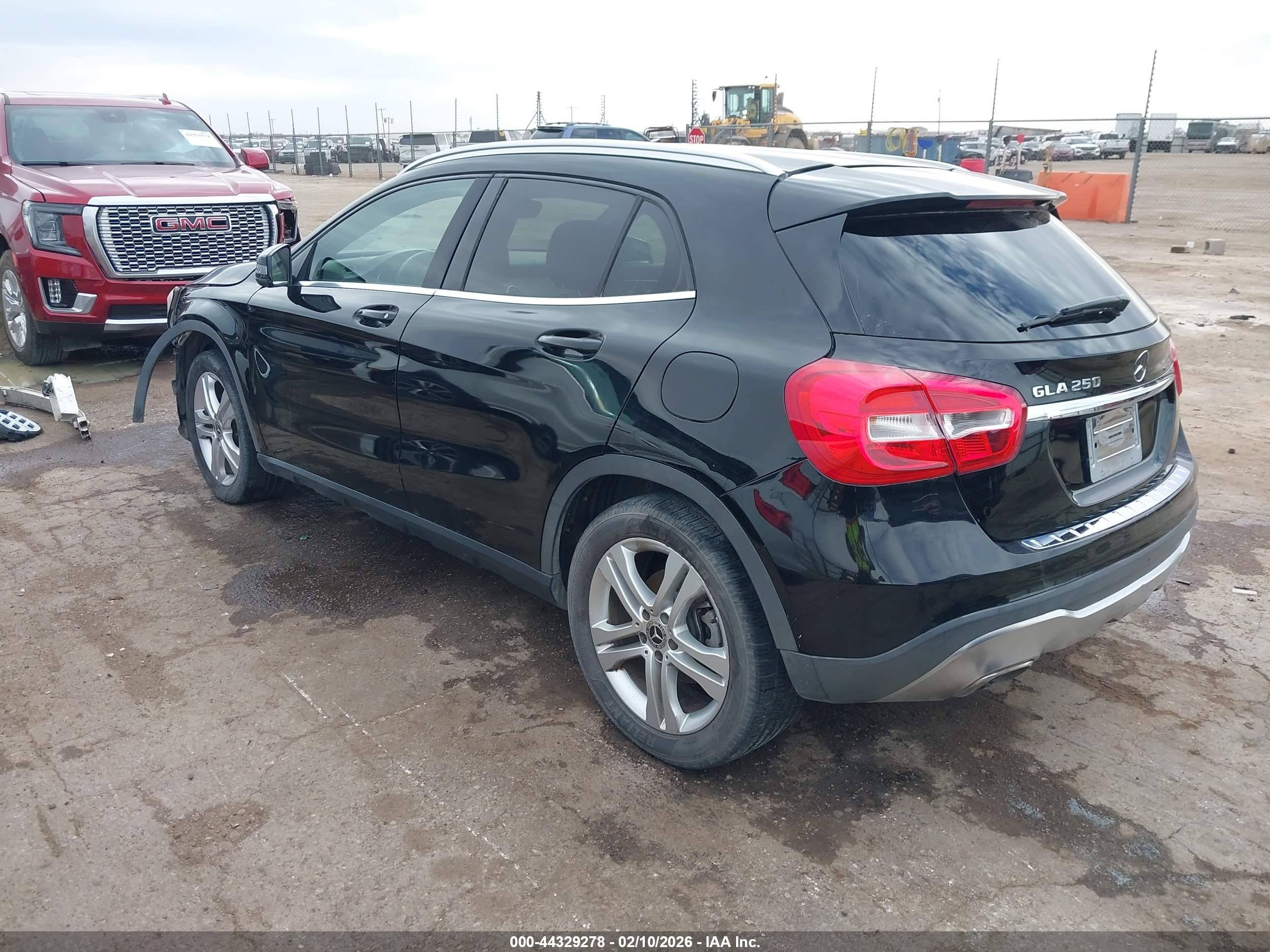 MERCEDES-BENZ GLA image 3