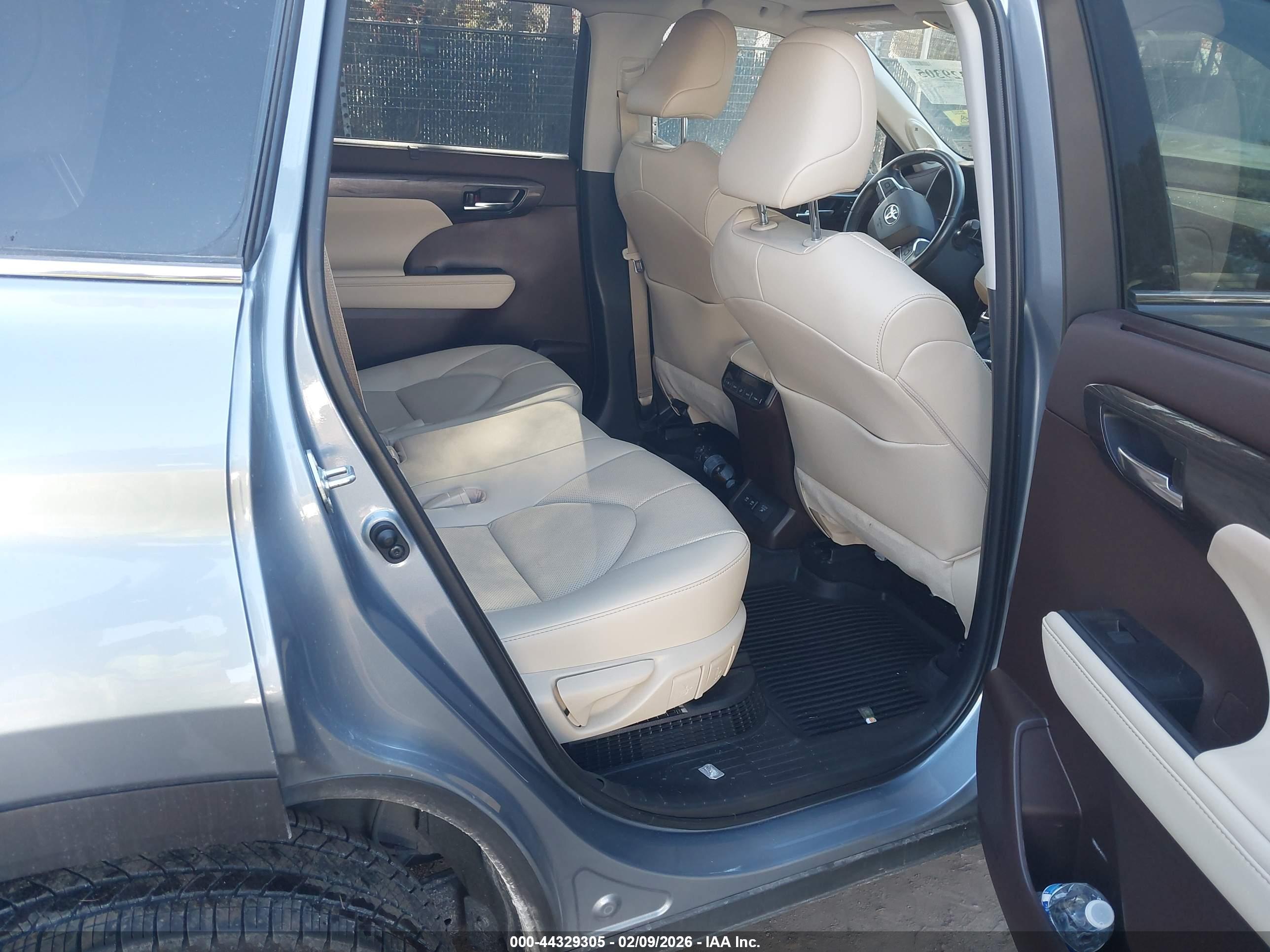 TOYOTA HIGHLANDER image 8