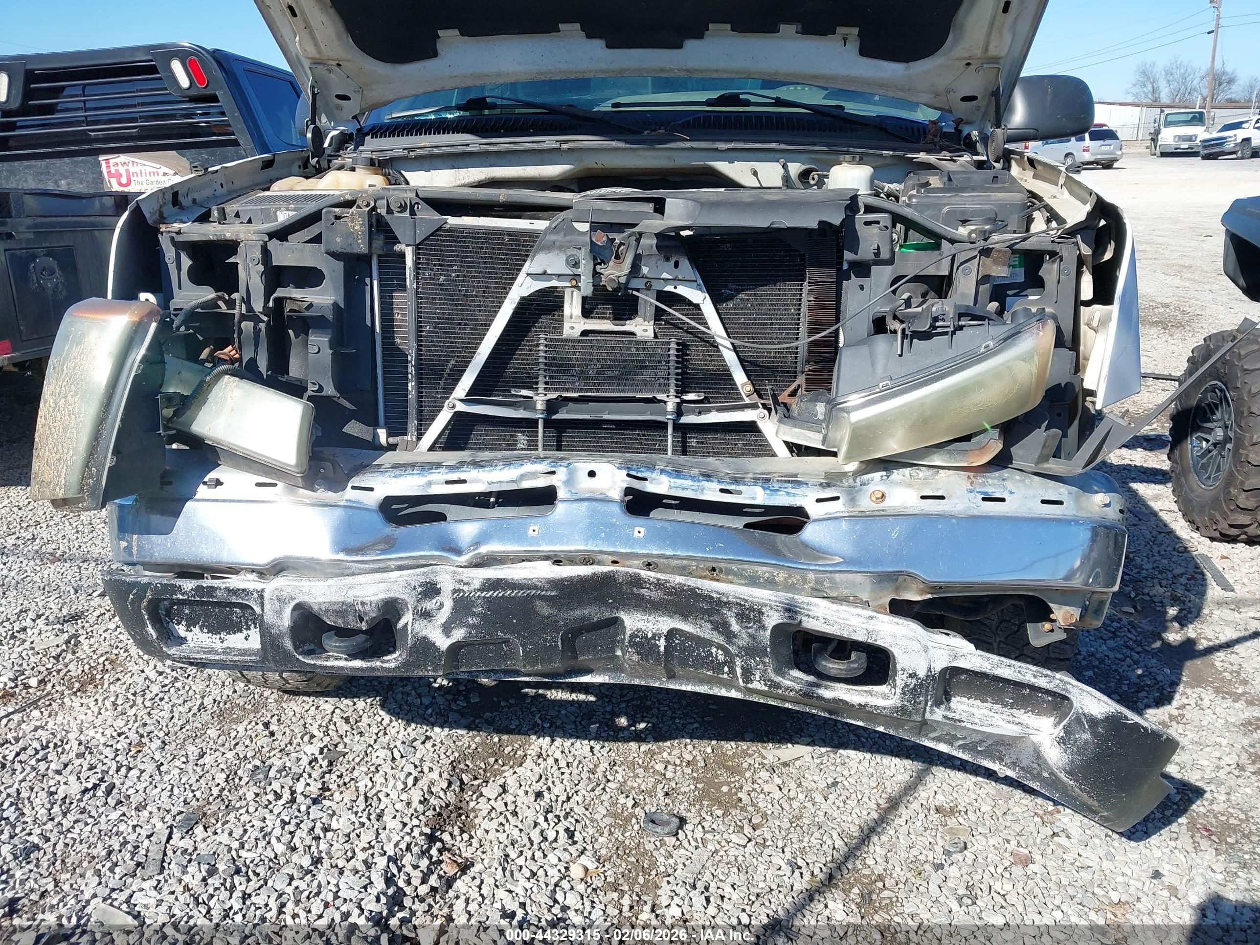 CHEVROLET SILVERADO image 6