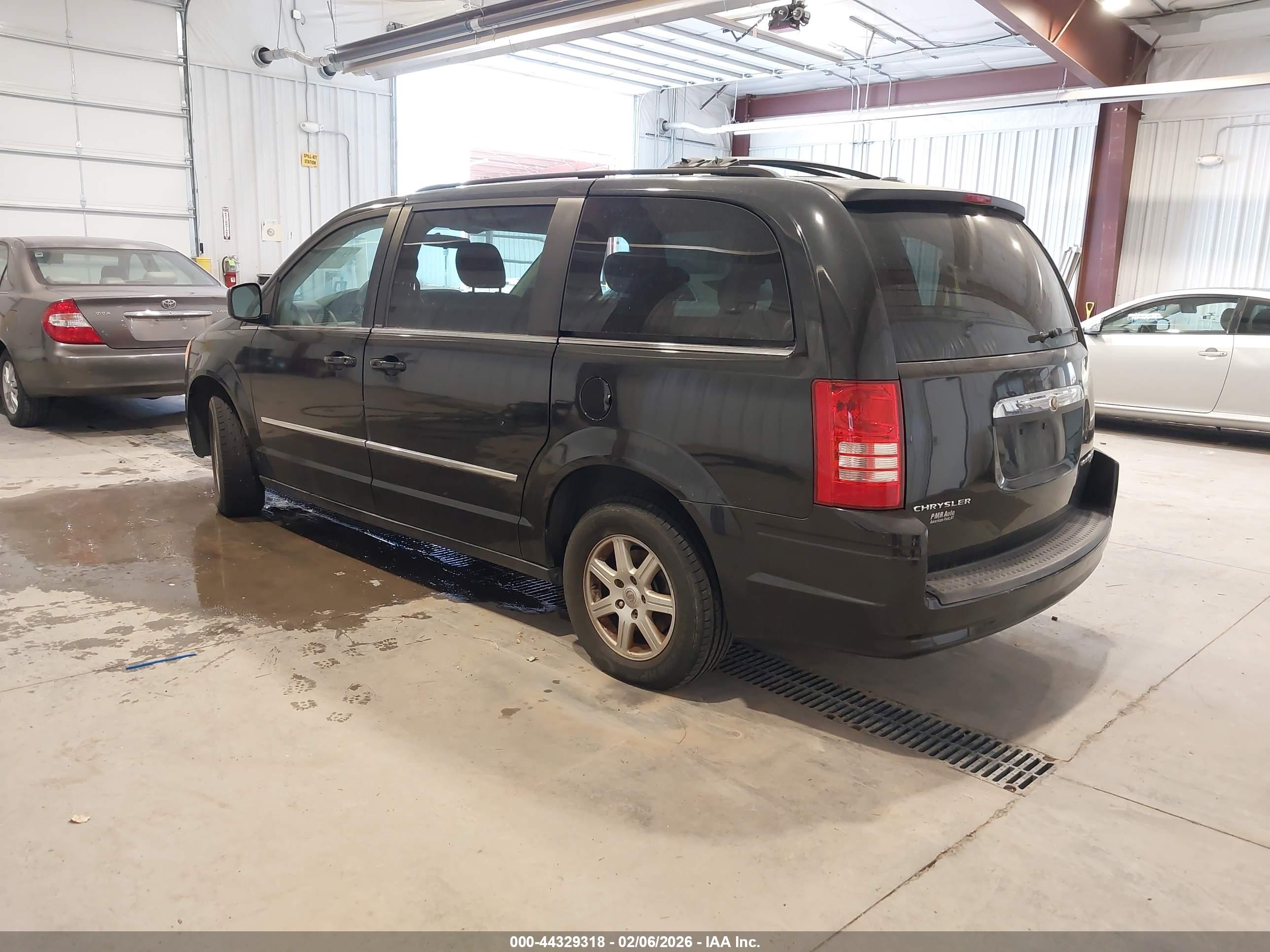CHRYSLER TOWN image 3