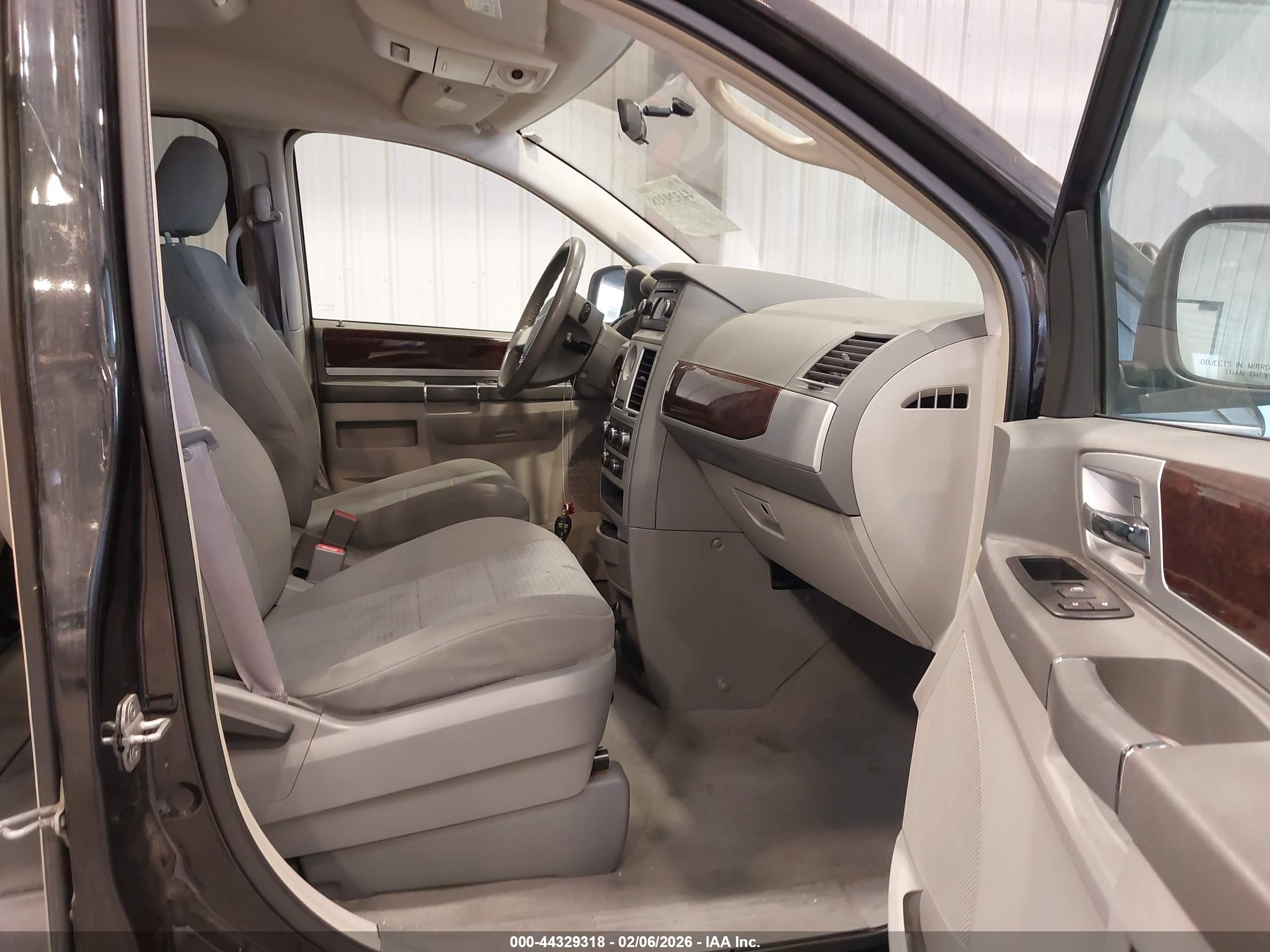 CHRYSLER TOWN image 5