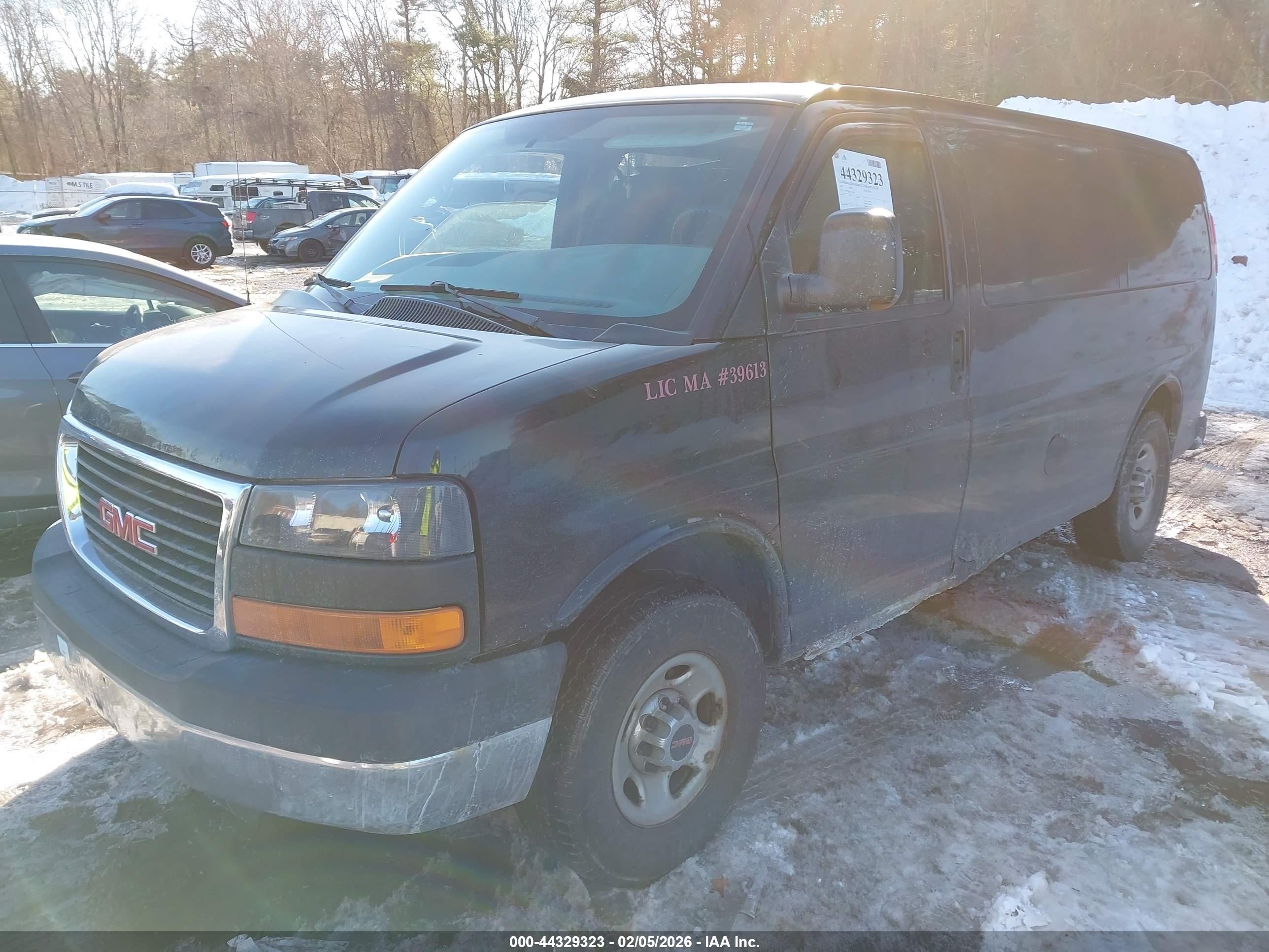 GMC SAVANA image 2