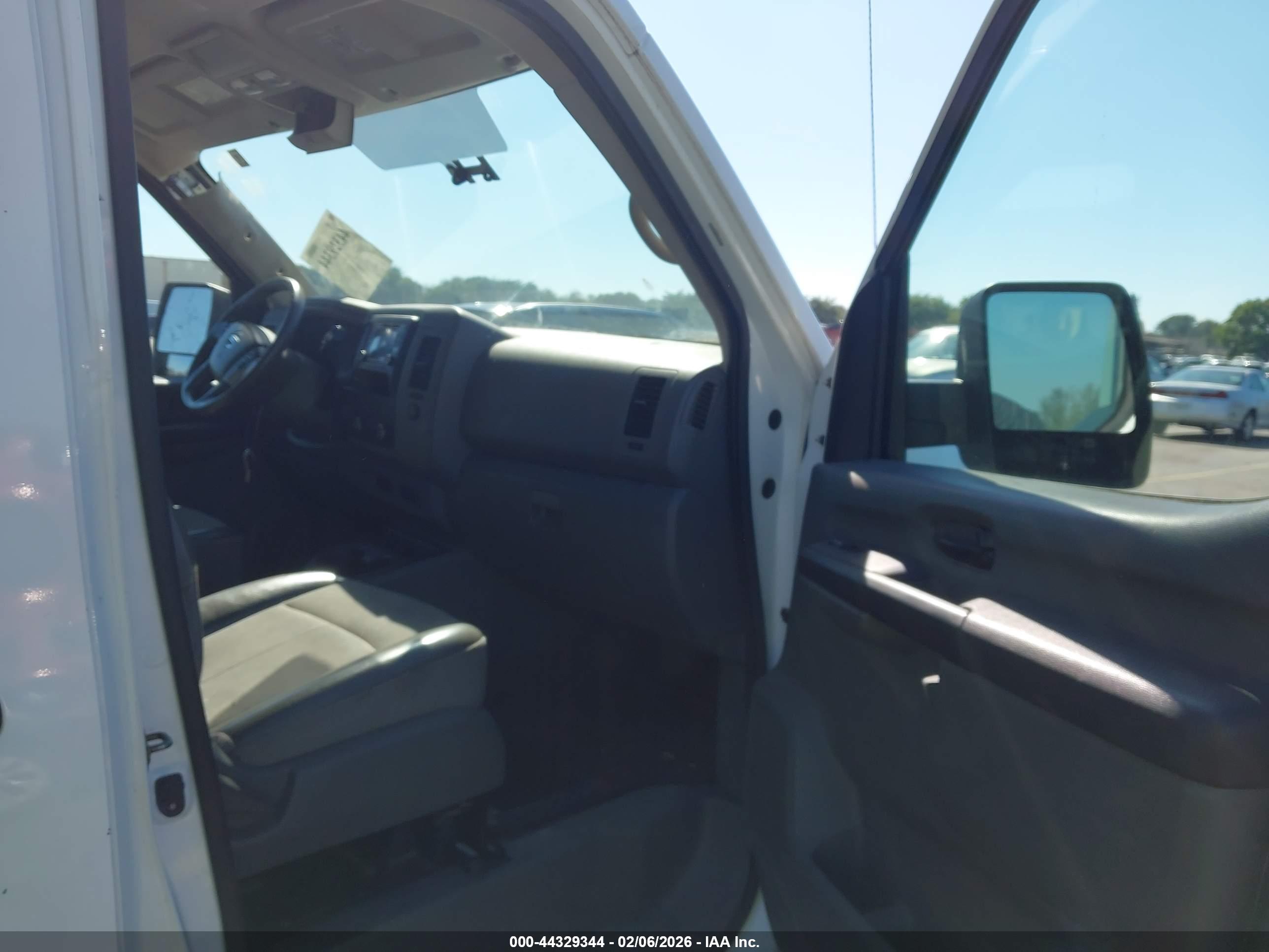 NISSAN NV image 5