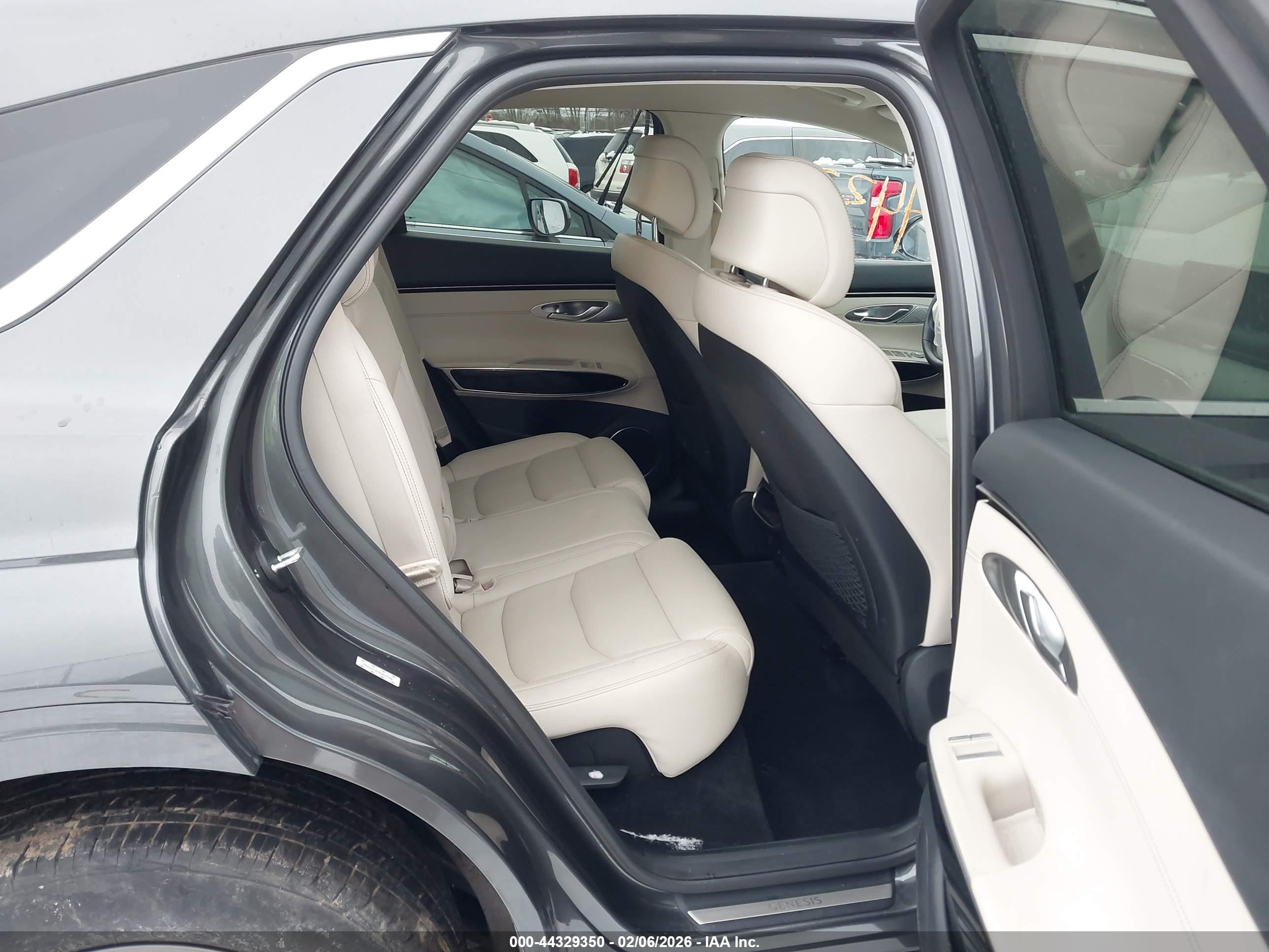 GENESIS GV70 image 8