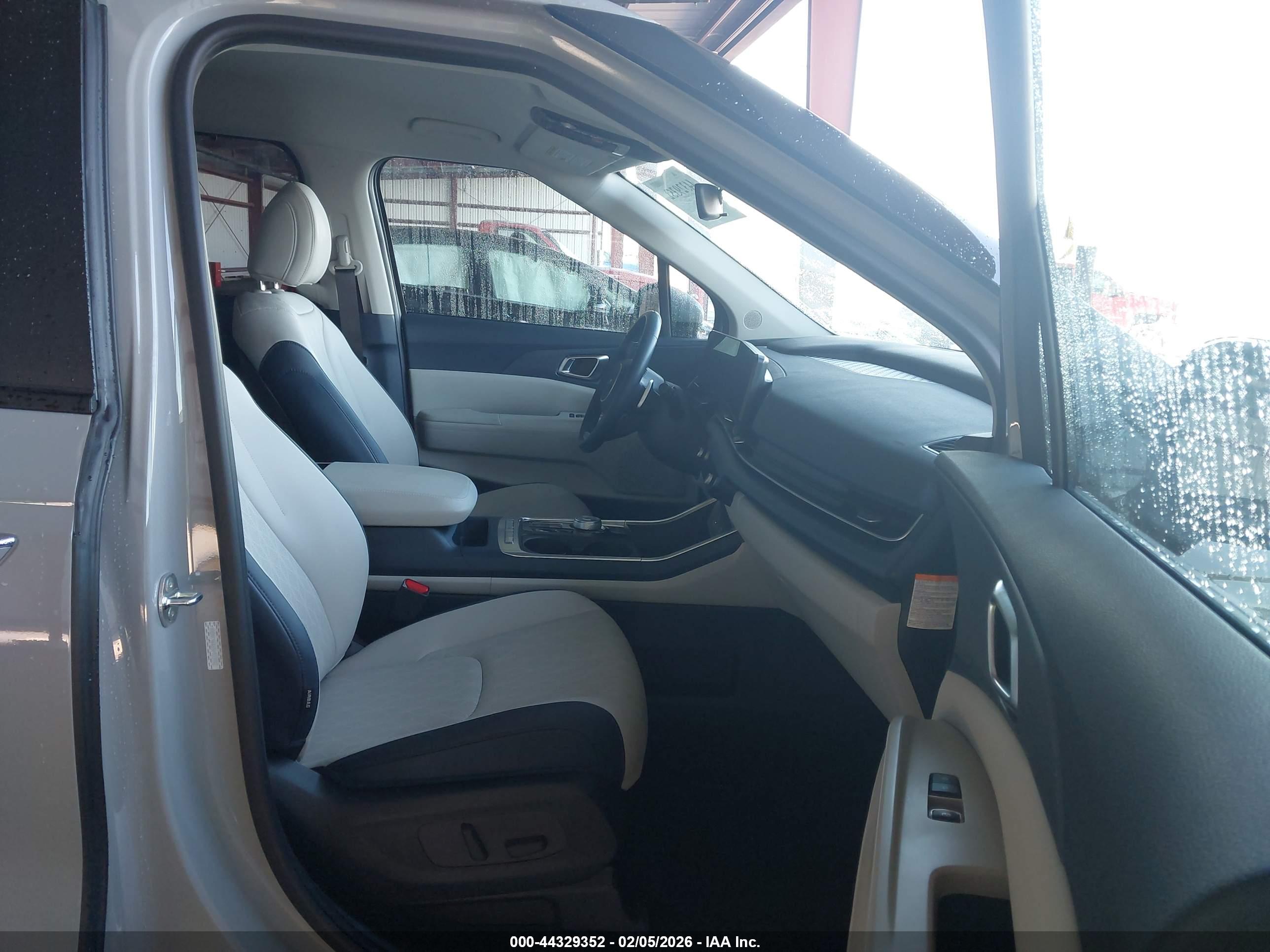 KIA CARNIVAL image 5