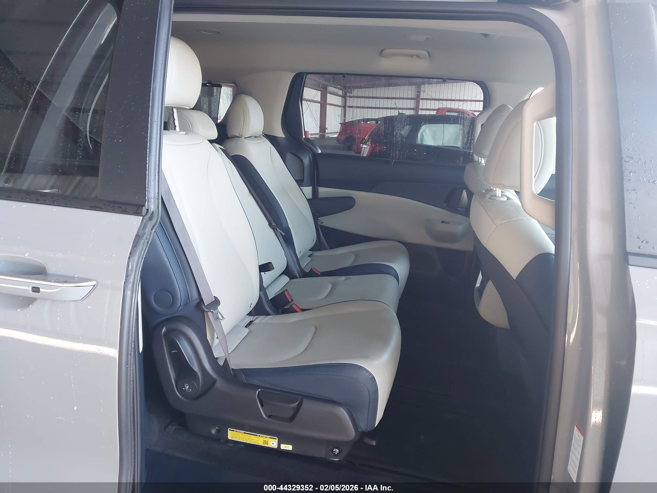 KIA CARNIVAL image 8
