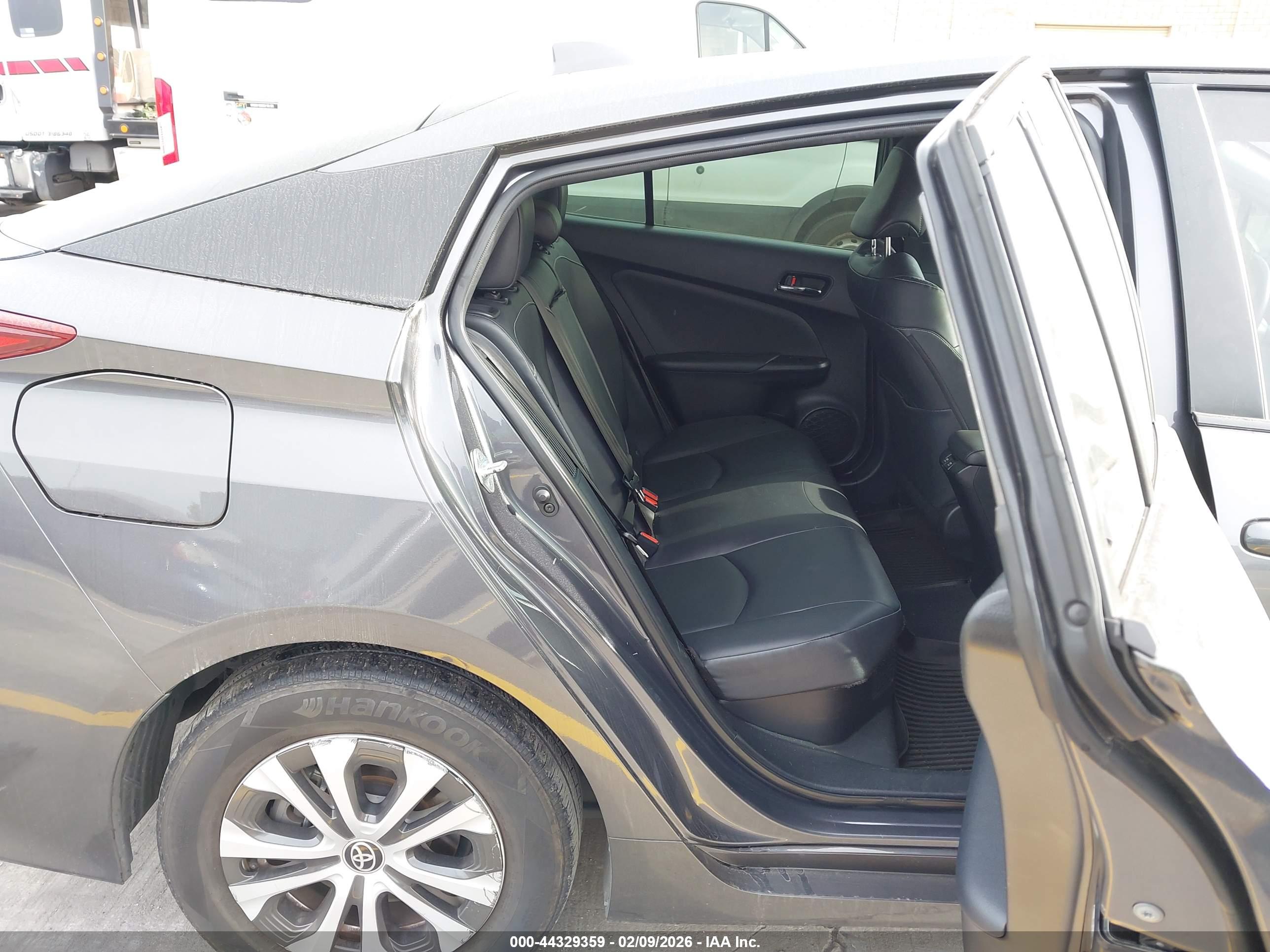TOYOTA PRIUS image 8