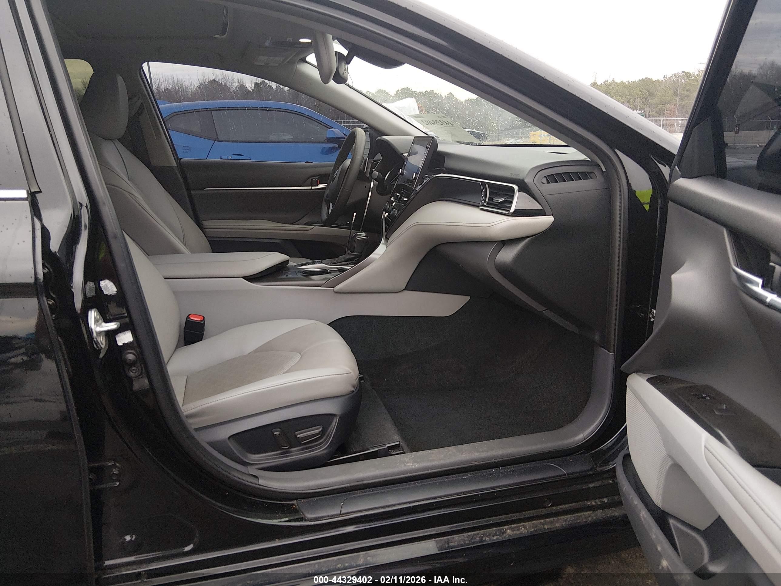 TOYOTA CAMRY image 5