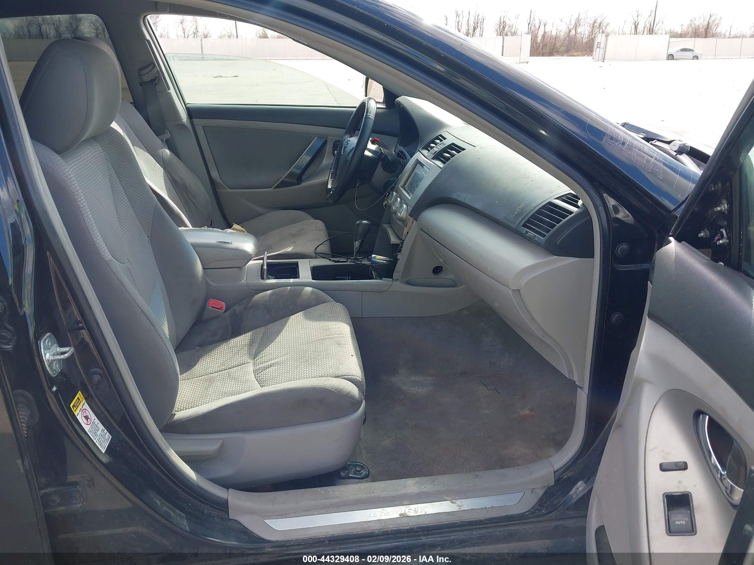 TOYOTA CAMRY image 5