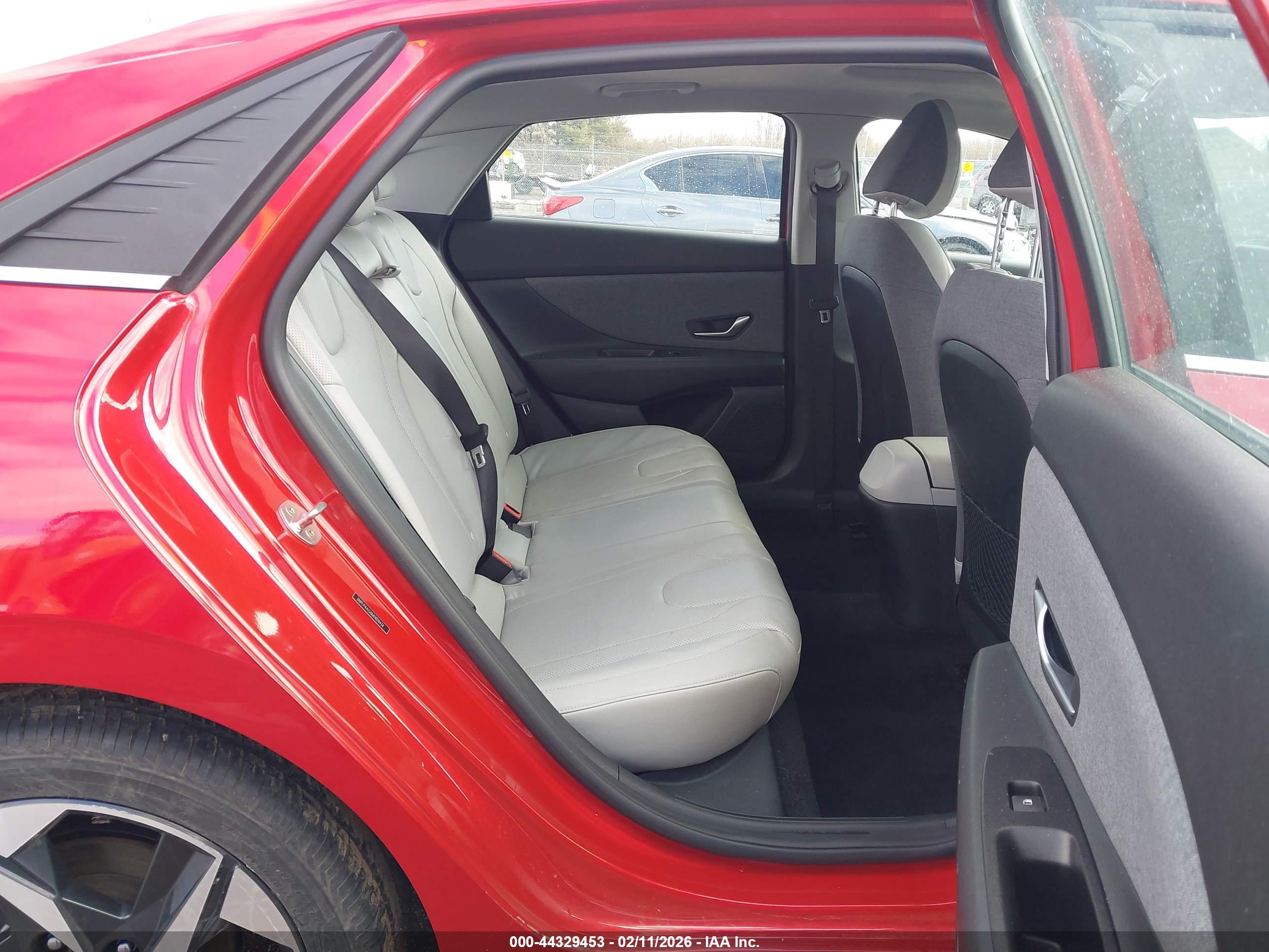 HYUNDAI ELANTRA image 8