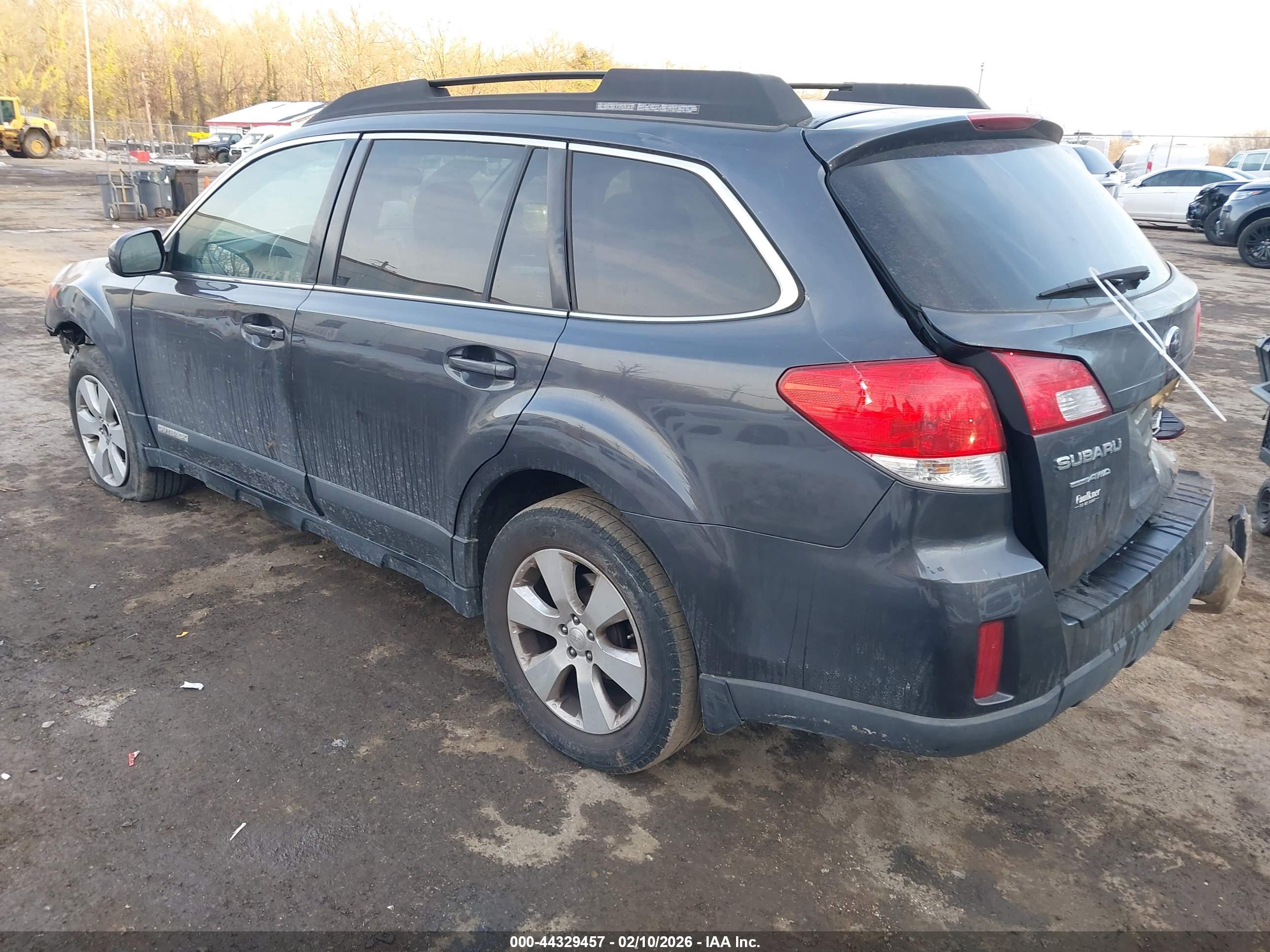 SUBARU OUTBACK image 3