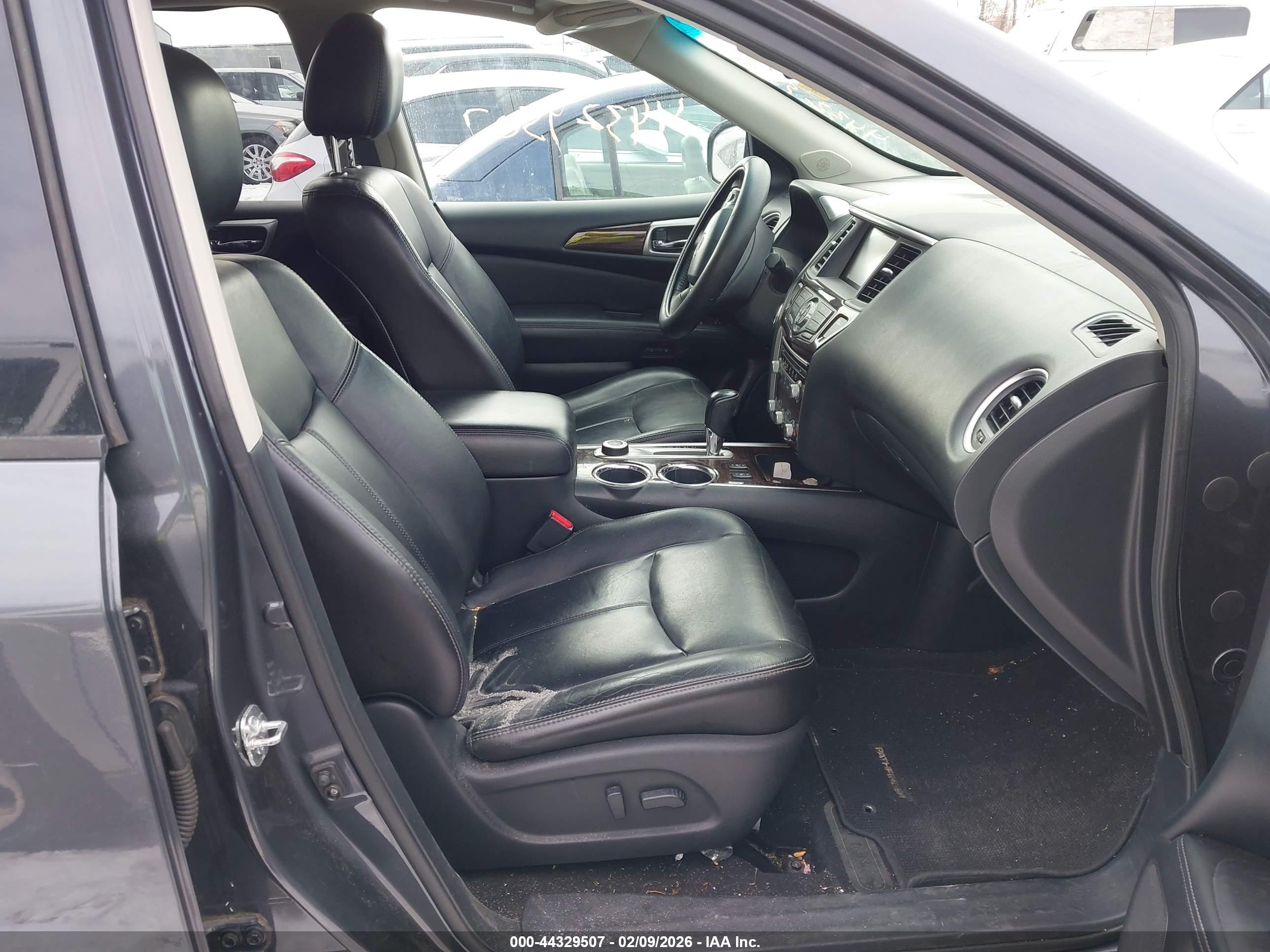 NISSAN PATHFINDER image 5