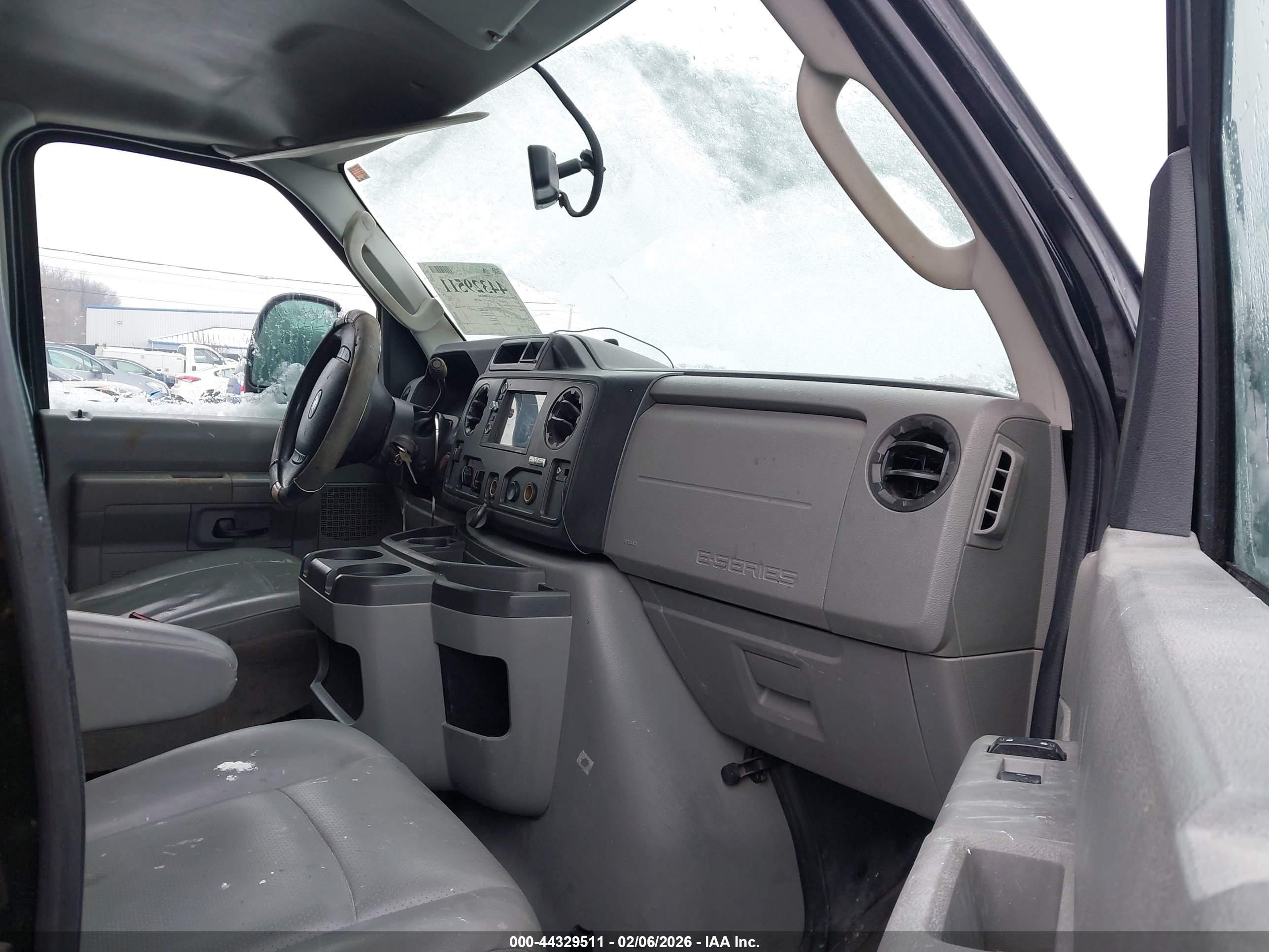 FORD E-150 image 5