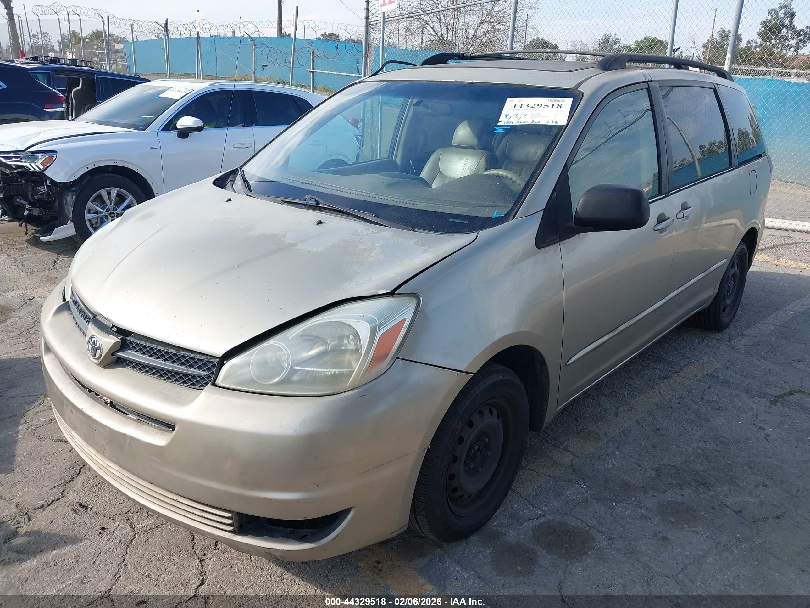 TOYOTA SIENNA image 2