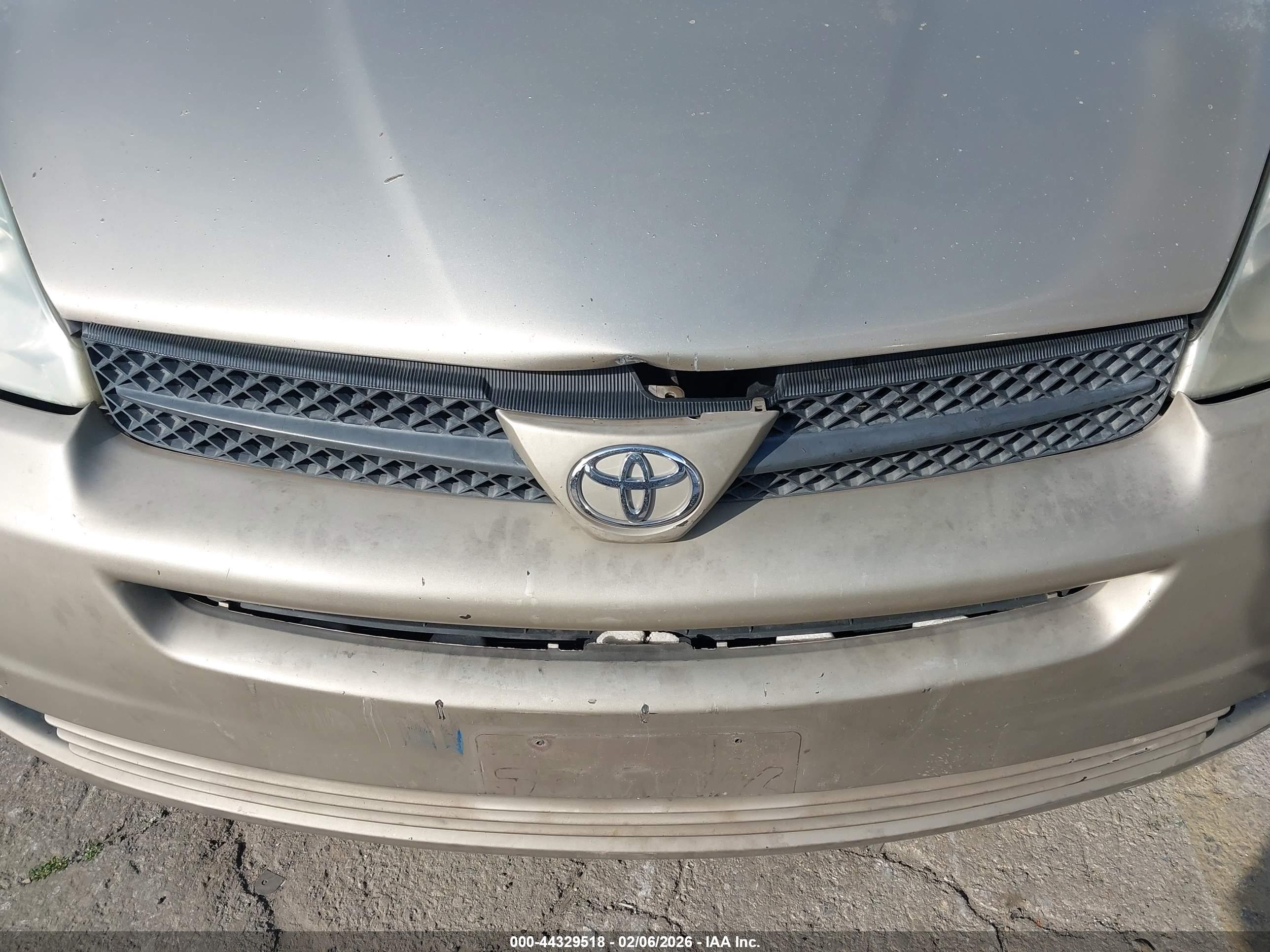 TOYOTA SIENNA image 6