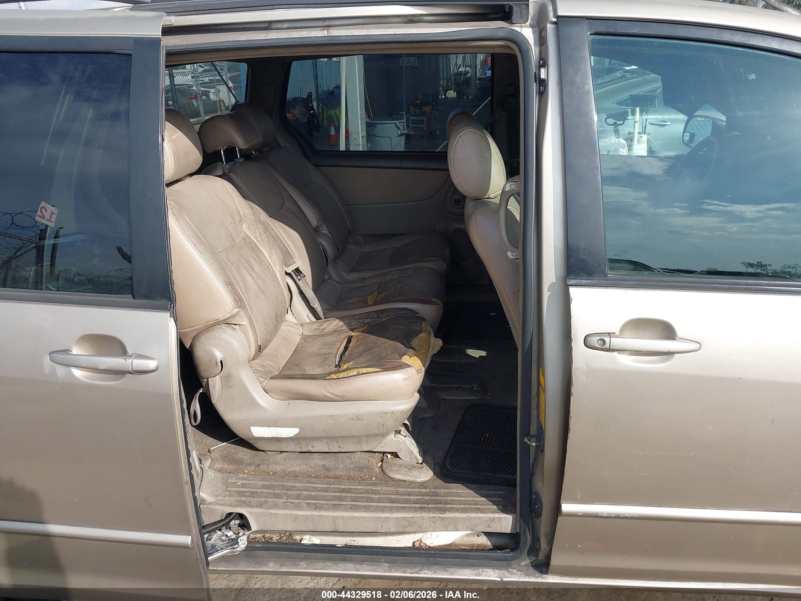 TOYOTA SIENNA image 8