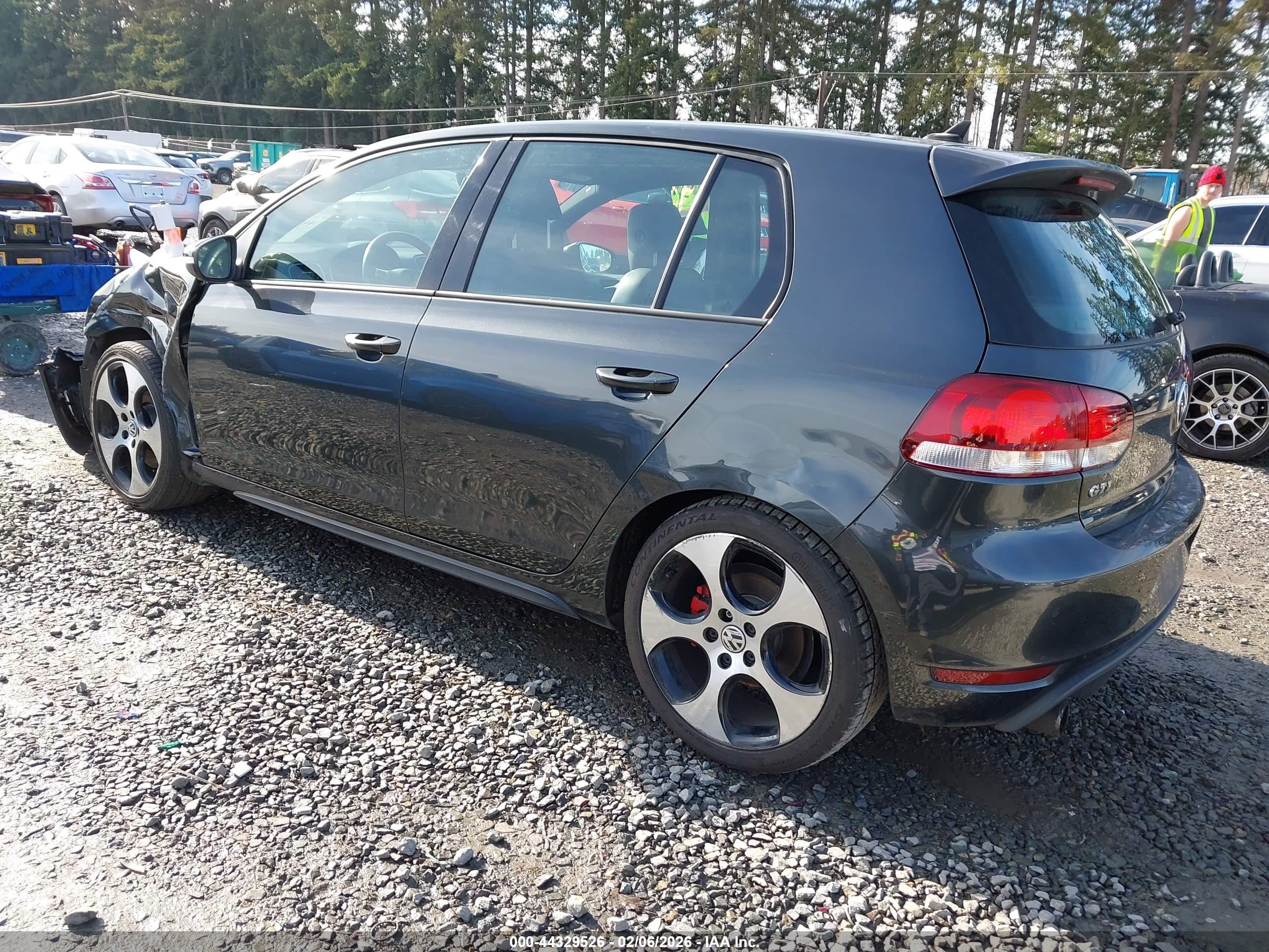 VOLKSWAGEN GTI image 3
