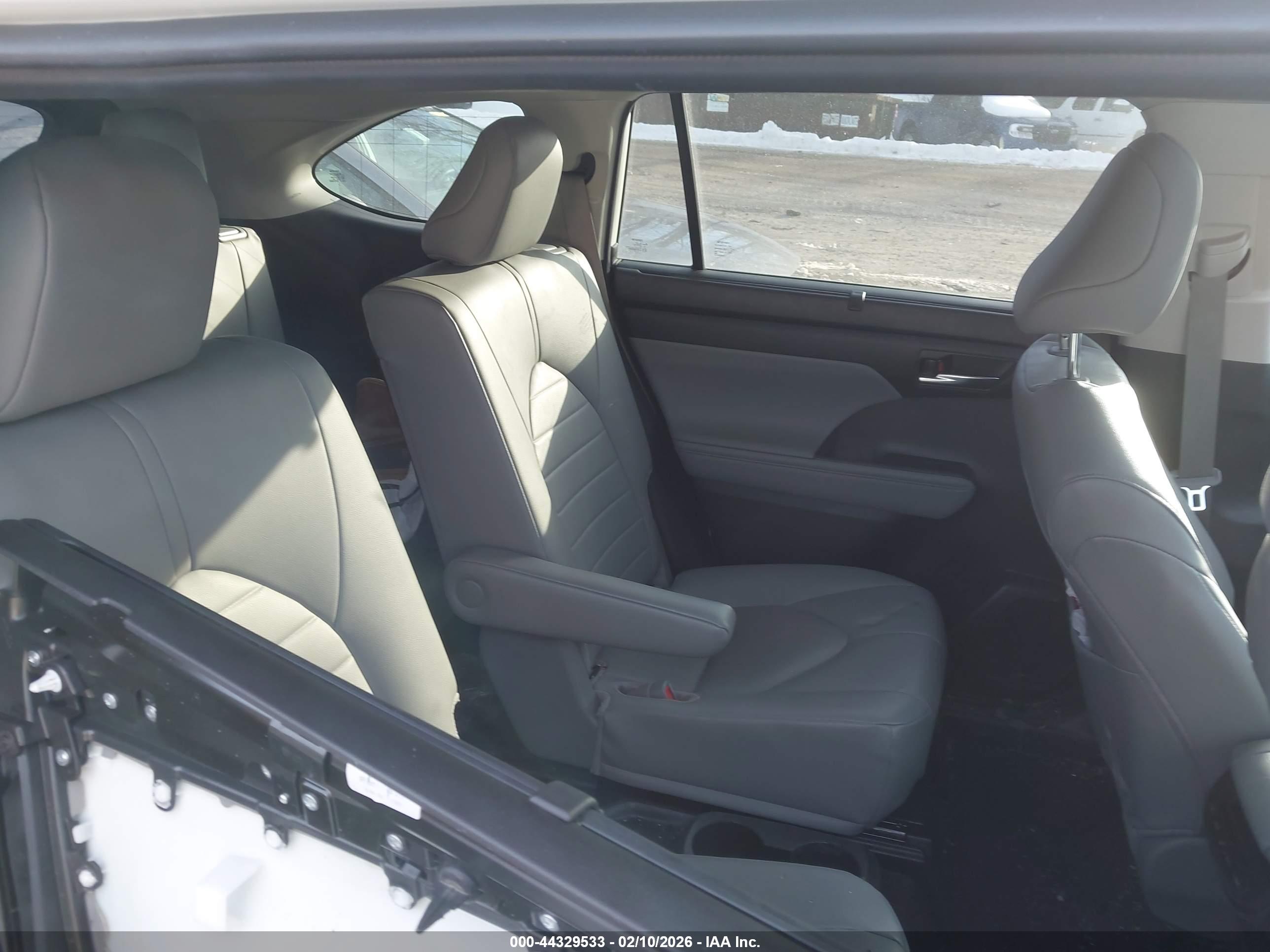 TOYOTA HIGHLANDER image 8