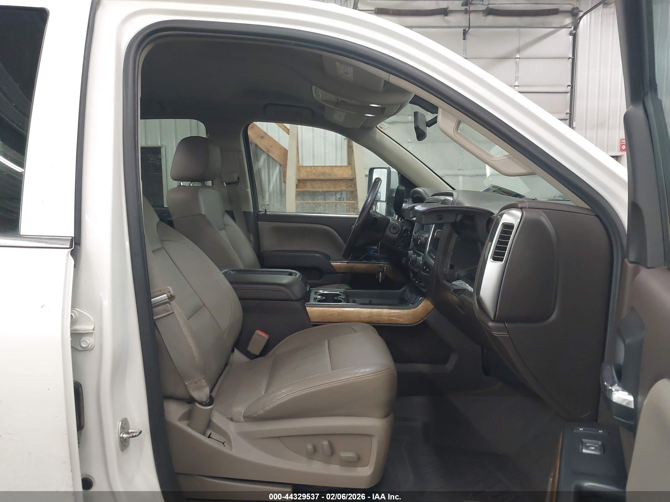 CHEVROLET SILVERADO image 5