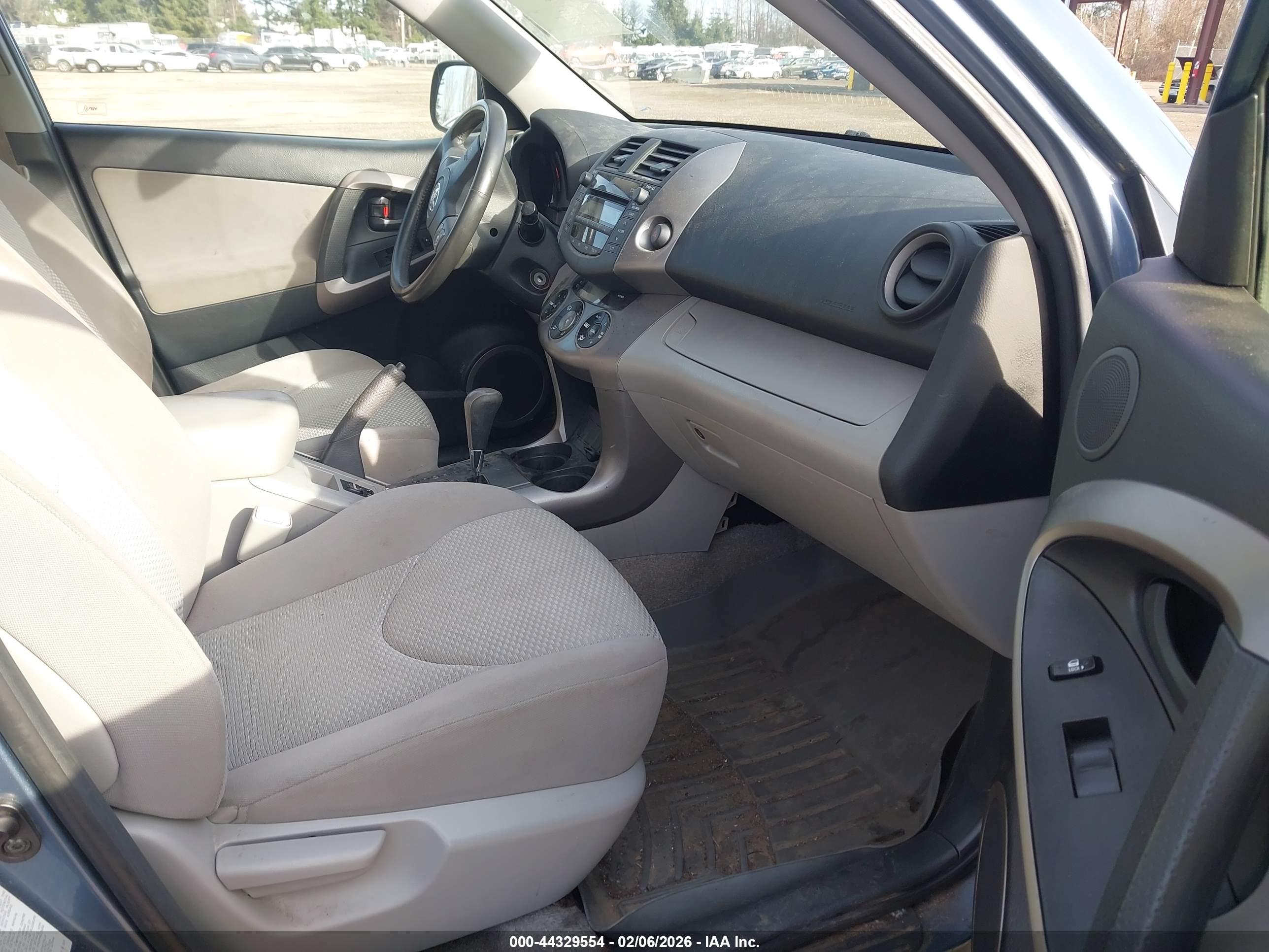 TOYOTA RAV4 image 5