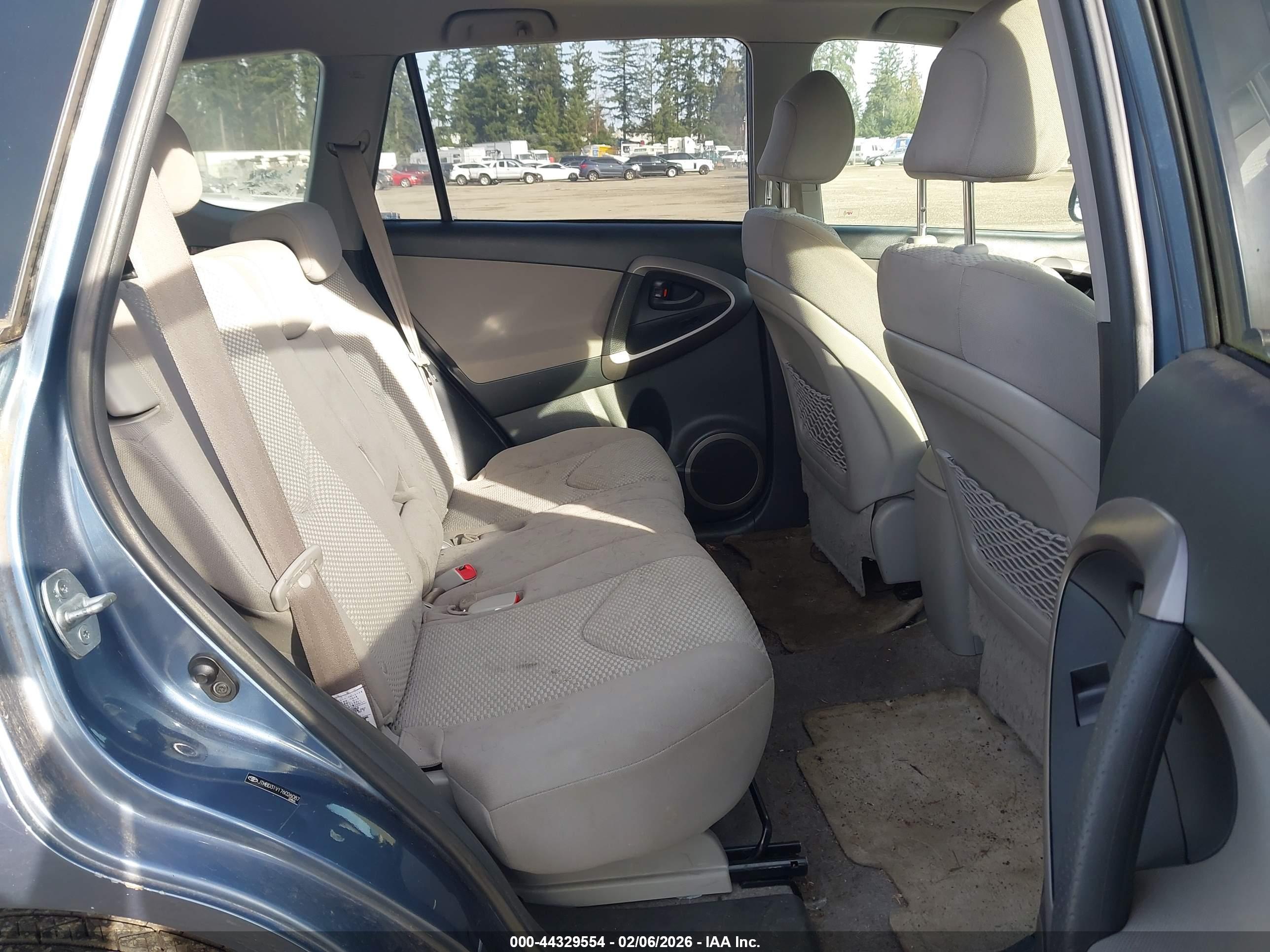 TOYOTA RAV4 image 8