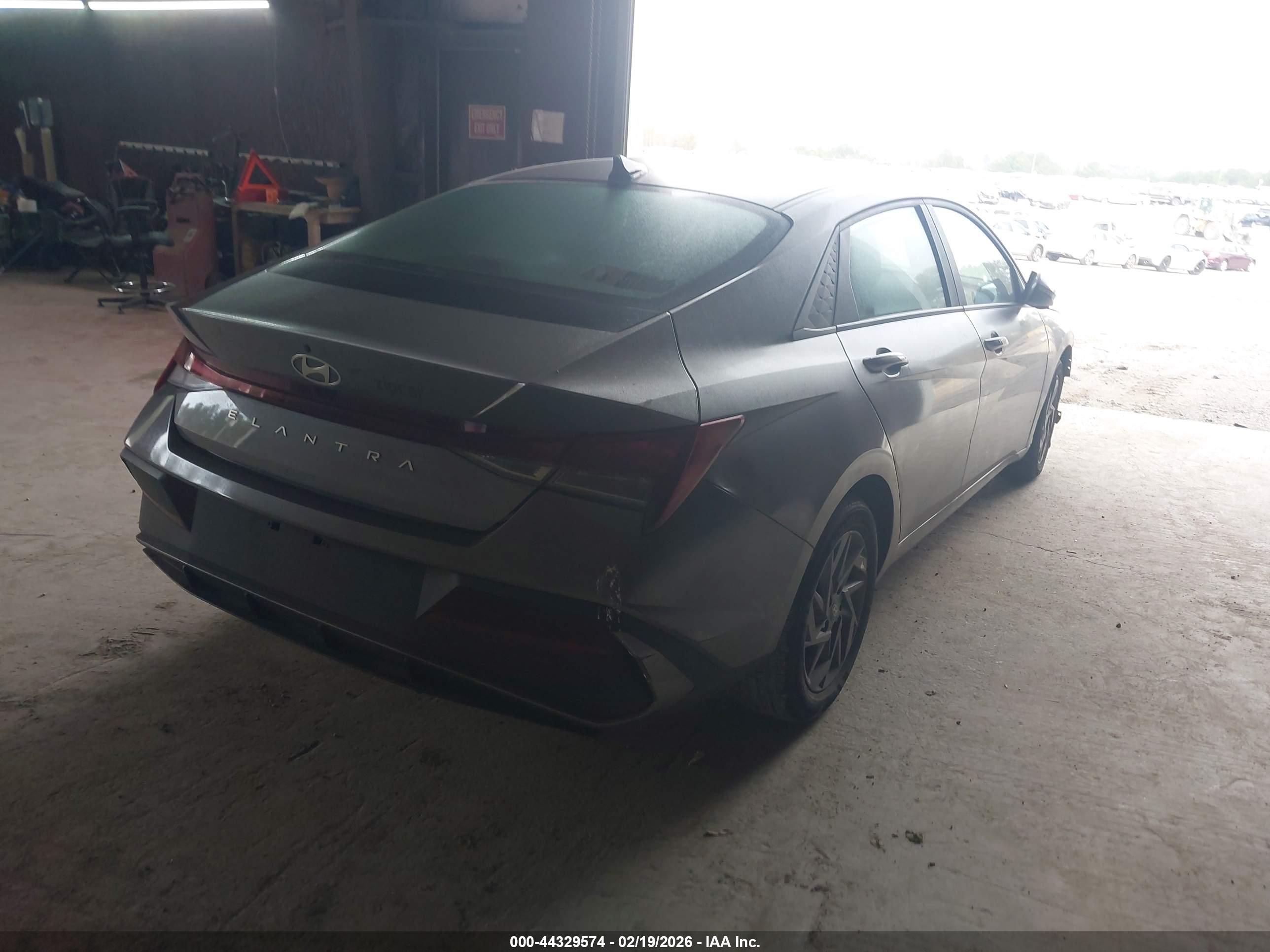 HYUNDAI ELANTRA image 4