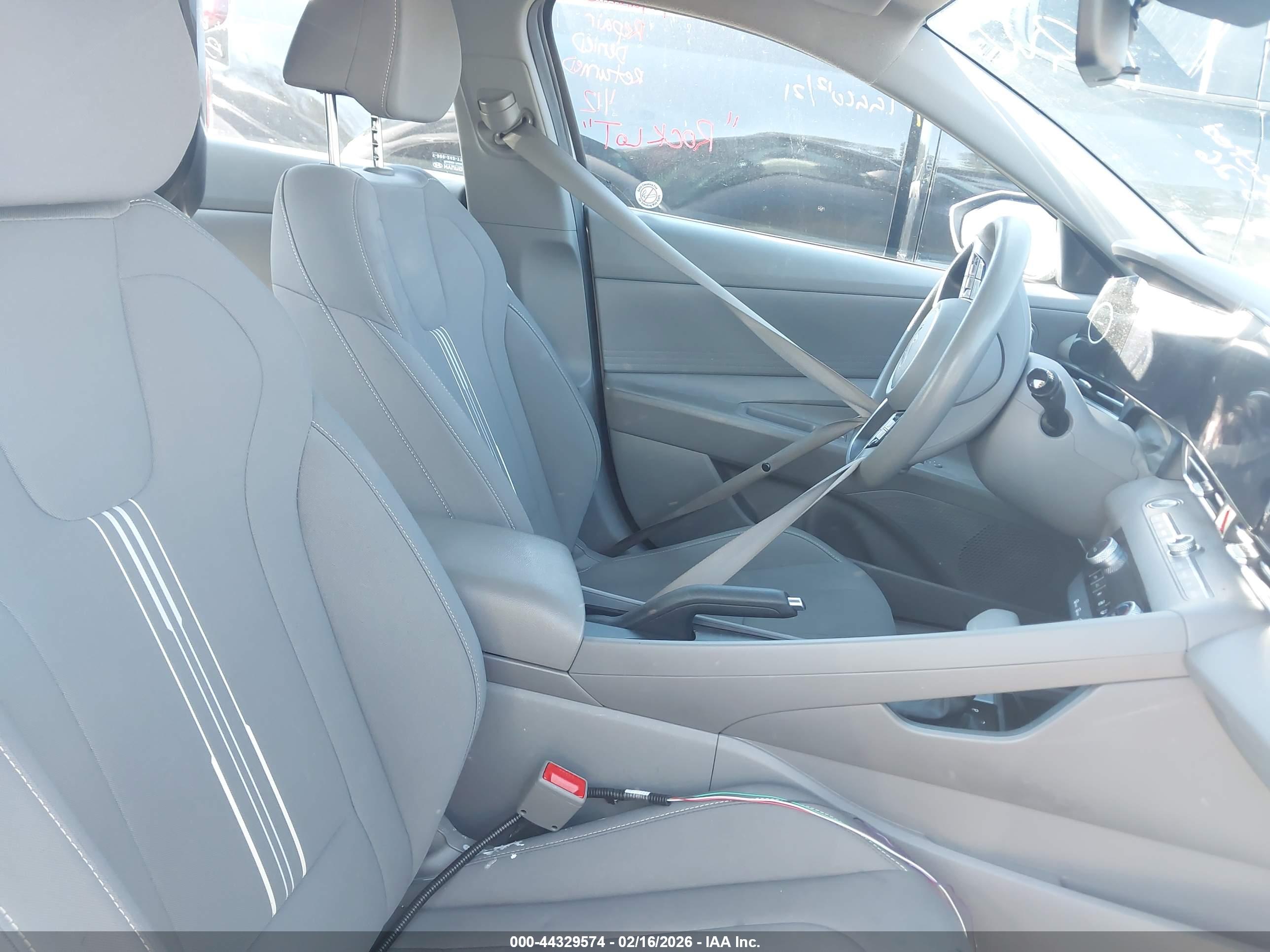 HYUNDAI ELANTRA image 5